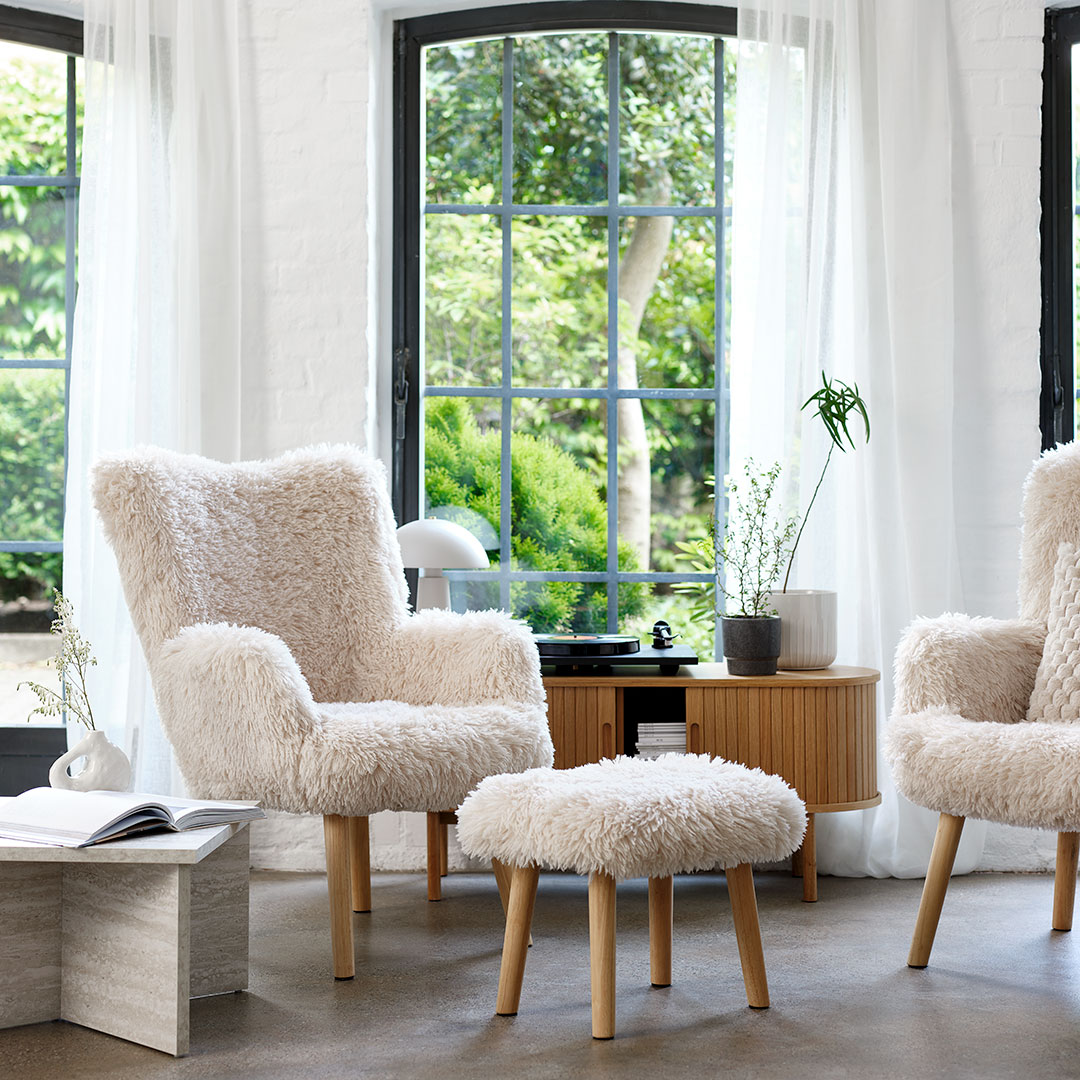 Lehne dich zurück und entspann dich in unserem HVILSTED-Sessel. Der weiche Teddystoff macht ihn perfekt für eine Pause 😴 #sessel #möbel #skandinavisch #deko #neuheiten #new #newin #interior #home #homedecor #decor #deko #jysk #