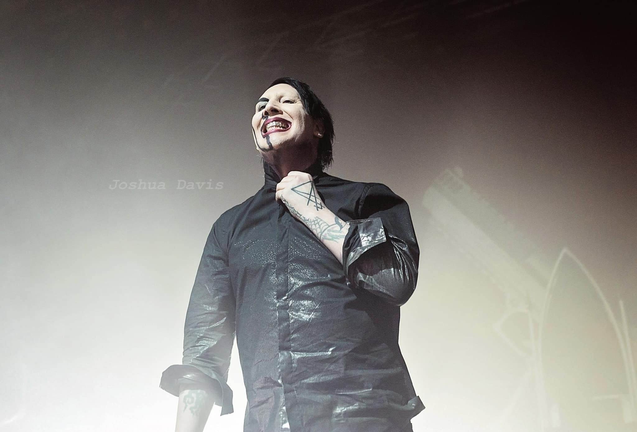 Will Marilyn Manson pose with middle finger in a photo?