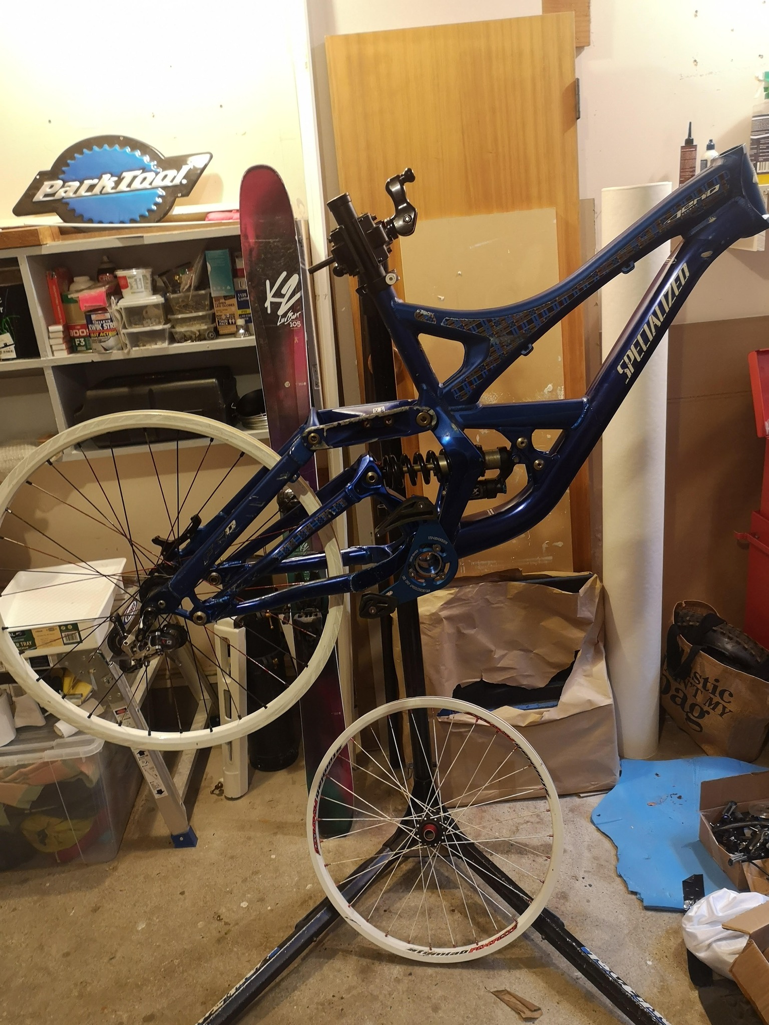 What 2009 Fox 40 or 2010 Boxxer forks are available in white?