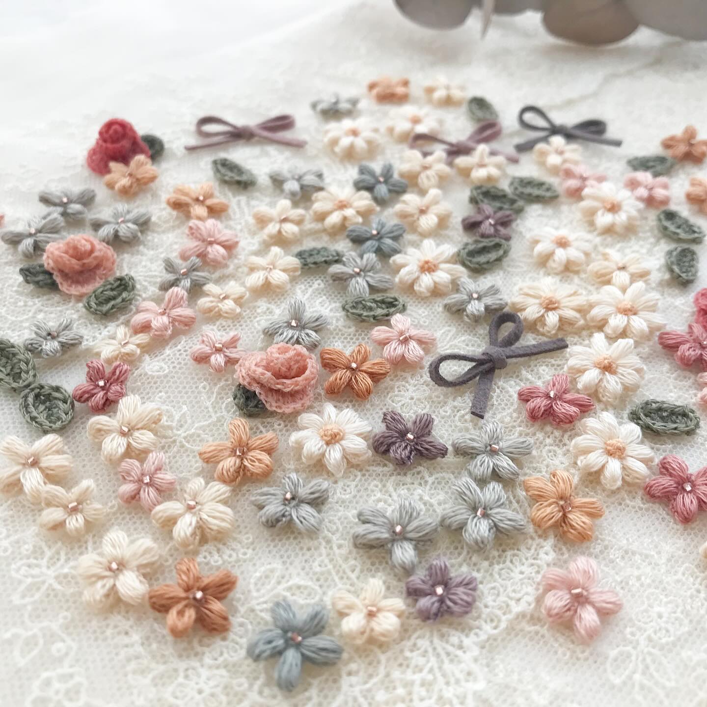 こんにちは・:*+. オーダー受付番号226番までのお花が編み上がりました