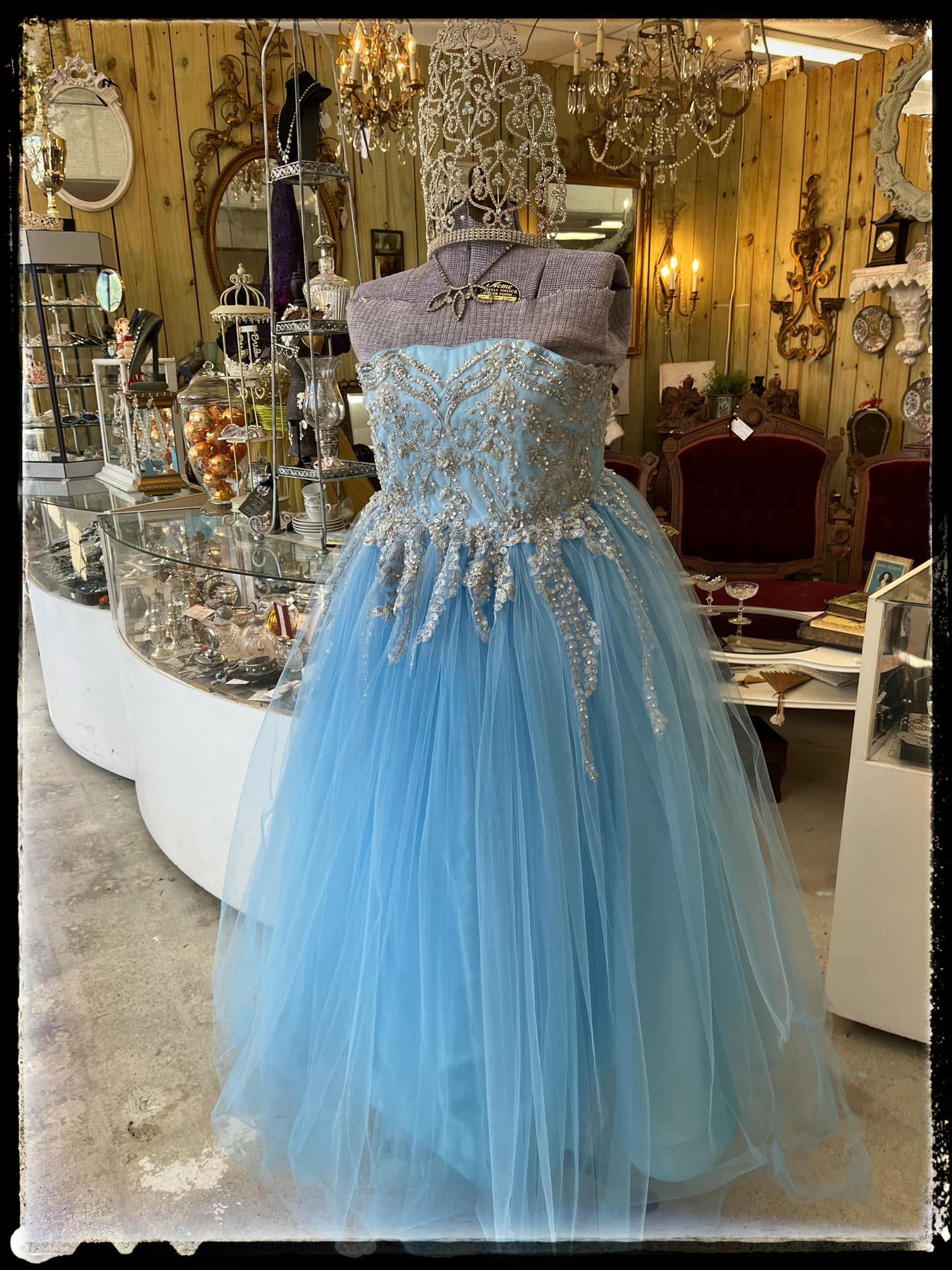 halloween homecoming dress ideas Some costume inspiration for all the last-minute shoppers out there 😙✨🌕 Browse the Crystal Bridges collection online for more inspiration: bit.ly/CrystalBridgesCollection 💡 Review these guidelines from the CDC to have a VENDOR COLOR-BUTTER YELLOW MULTI