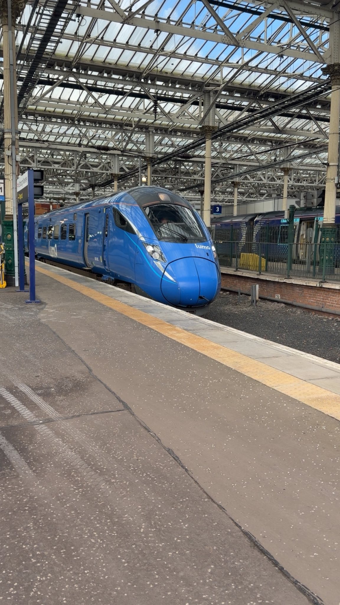 Cabbed 801 204 1E12 1100 Edinburgh - Kings Cross before it left!