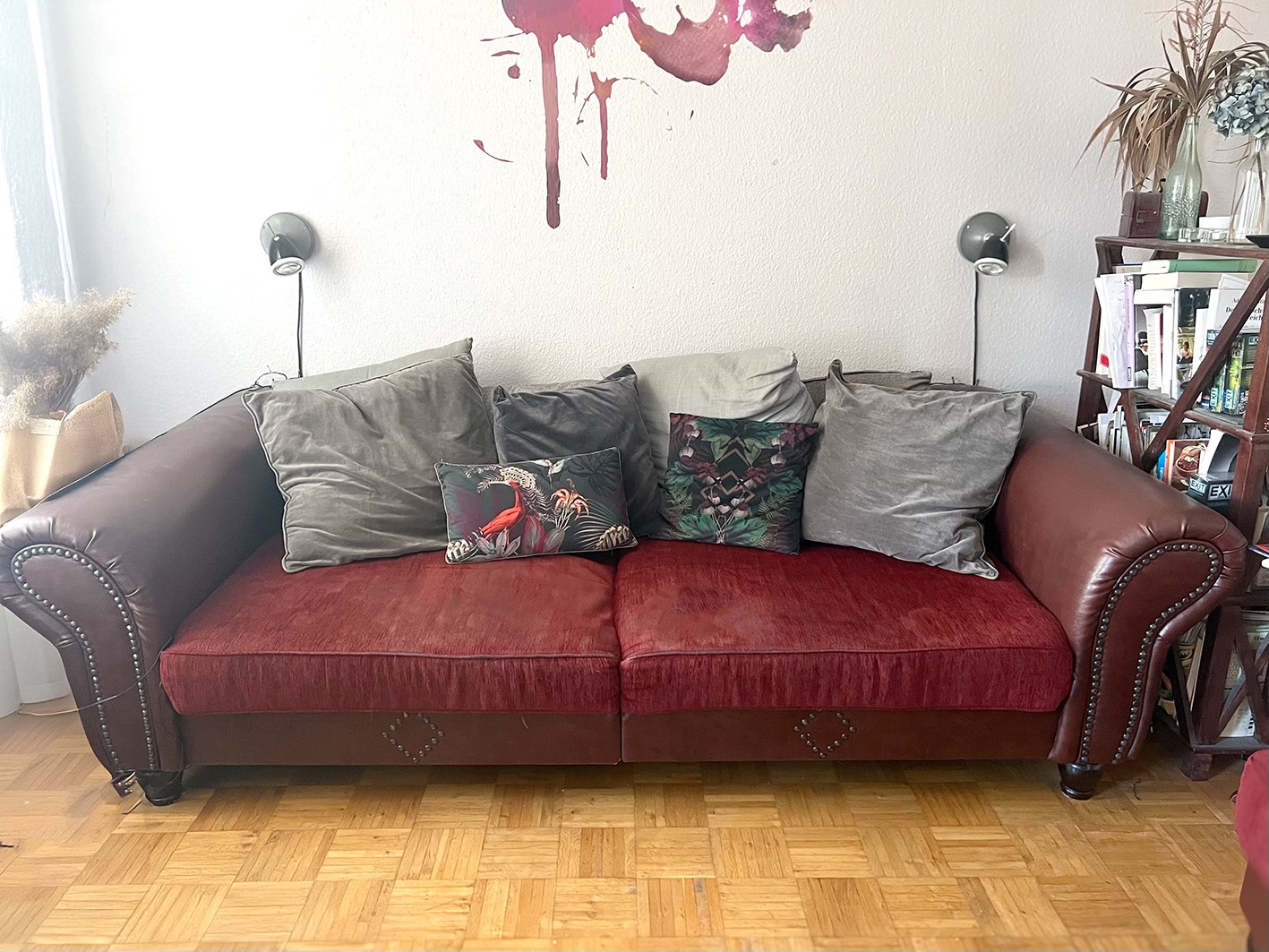 Gemütliche Couch zu verschenken Ich verschenke dieses schöne Big Sofa mit einer großzügigen Größe (Breite 233 cm, Tiefe 113 cm) und mit einer passenden Chaiselongue (130 cm Breite, Tiefe 64 cm). Schre