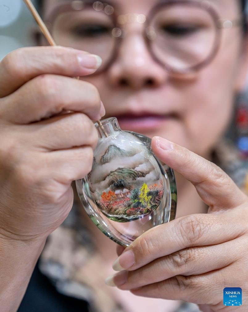 内画は中国の伝統的な芸術形式で、もともとは嗅ぎたばこを入れる小さな
