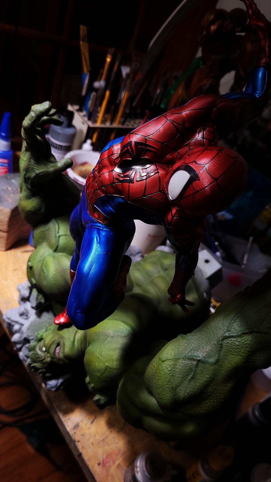 Hulk vs Spiderman sculpt by Zez Studios