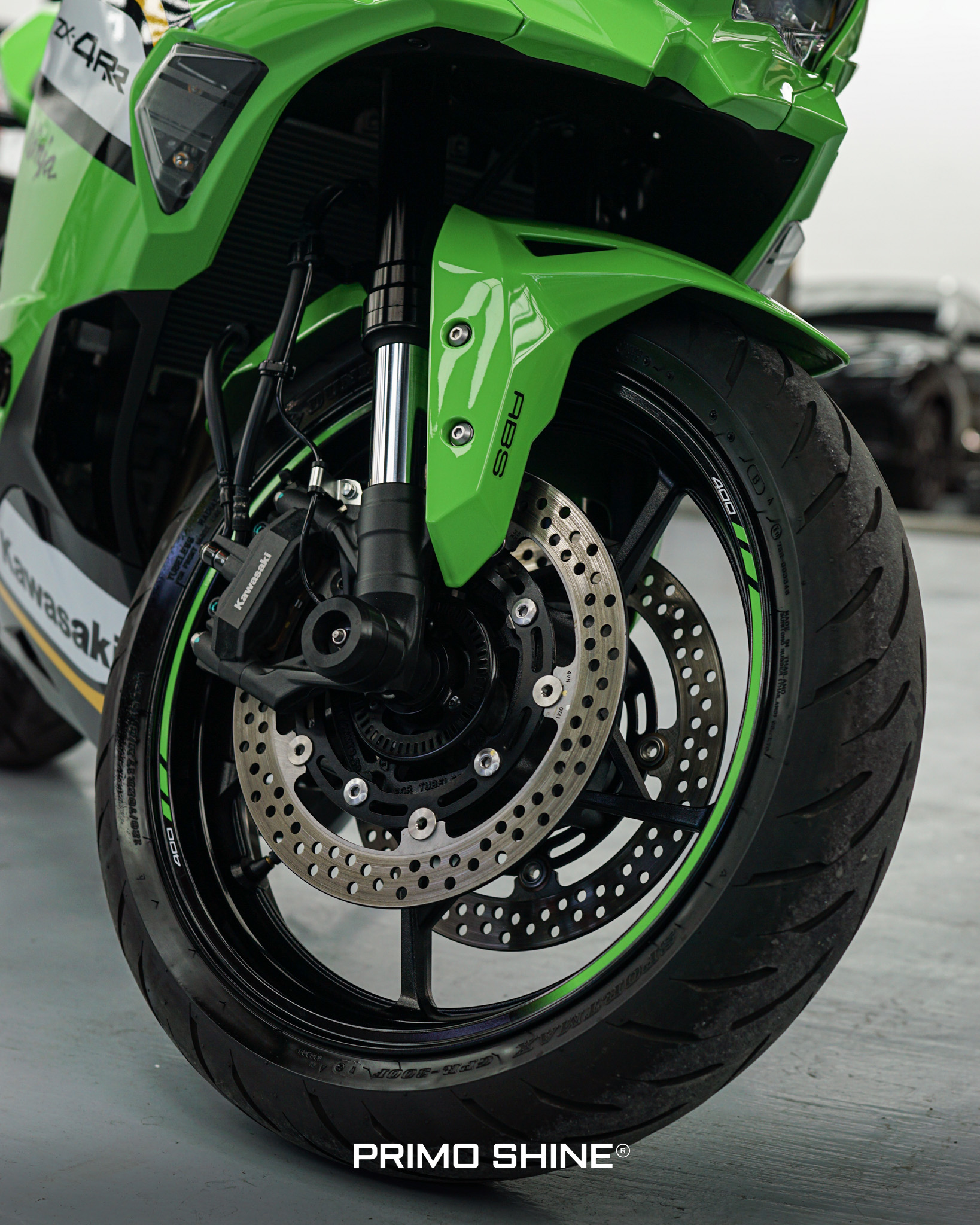 Nothing but a mean green machine with graphene! 🛵 Book your ZX4RR