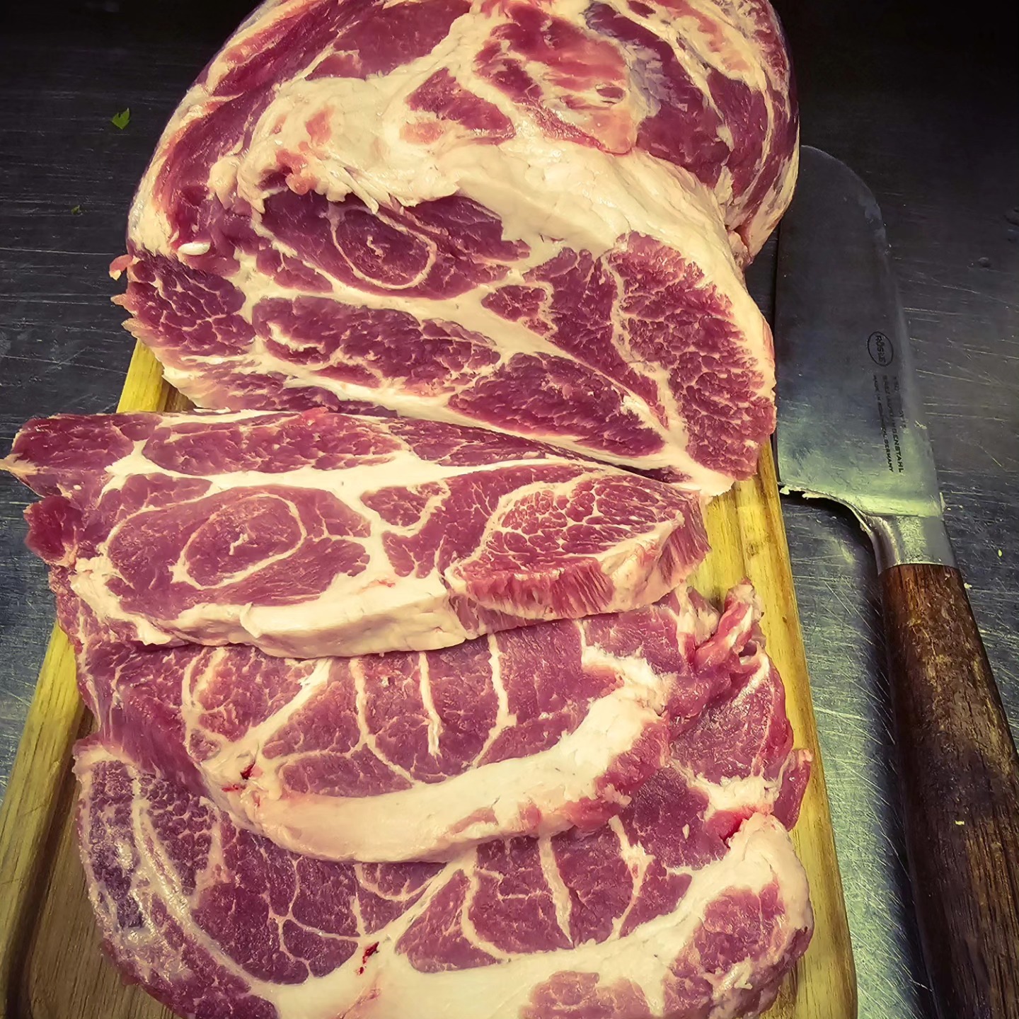 Gran Parino Schwein aus Italien Aromatische Scheiben vom Kamm in Zitronen-Kräuter-Knoblauch Marinade #Grilled #Grilllovers #Buchenholzgrill #Pork #Steak #Cheersimpfeifndurla #Gustavstrasse