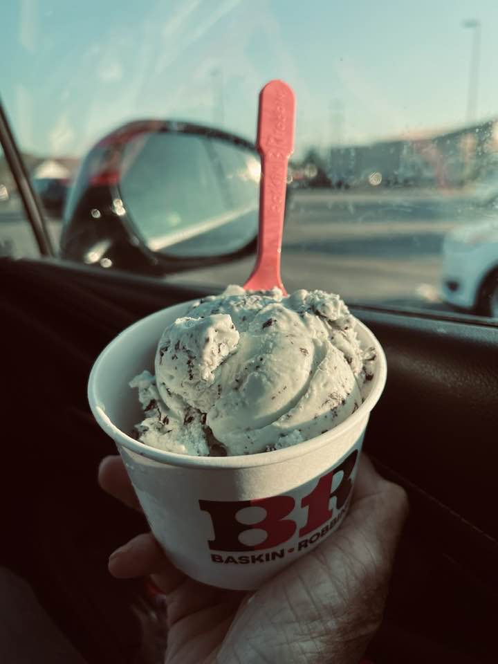 baskin robbins football helmet ice cream bowls Baderke Dessert Baseball Cap Baseball Snack Bowl 8 oz Mini Party Cap Bowls Helmet Chip Sundae Plastic Cups for Birthday Party Supplies(Red, Dark Blue, White,18 Pack) Pitch a perfect presentation with this 8 oz Baskin-Robbins Ice Cream Helmets :