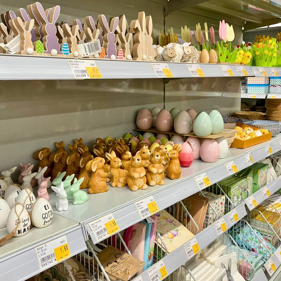 Der Deko-Nachschub für Ostern ist da 🐰🌷 Ob verspielte Highlights oder natürliche Akzente mit Filz und Holz – in unseren Regalen findest Du alles, um Dein Zuhause bunt zu gestalten. Komm vorbei