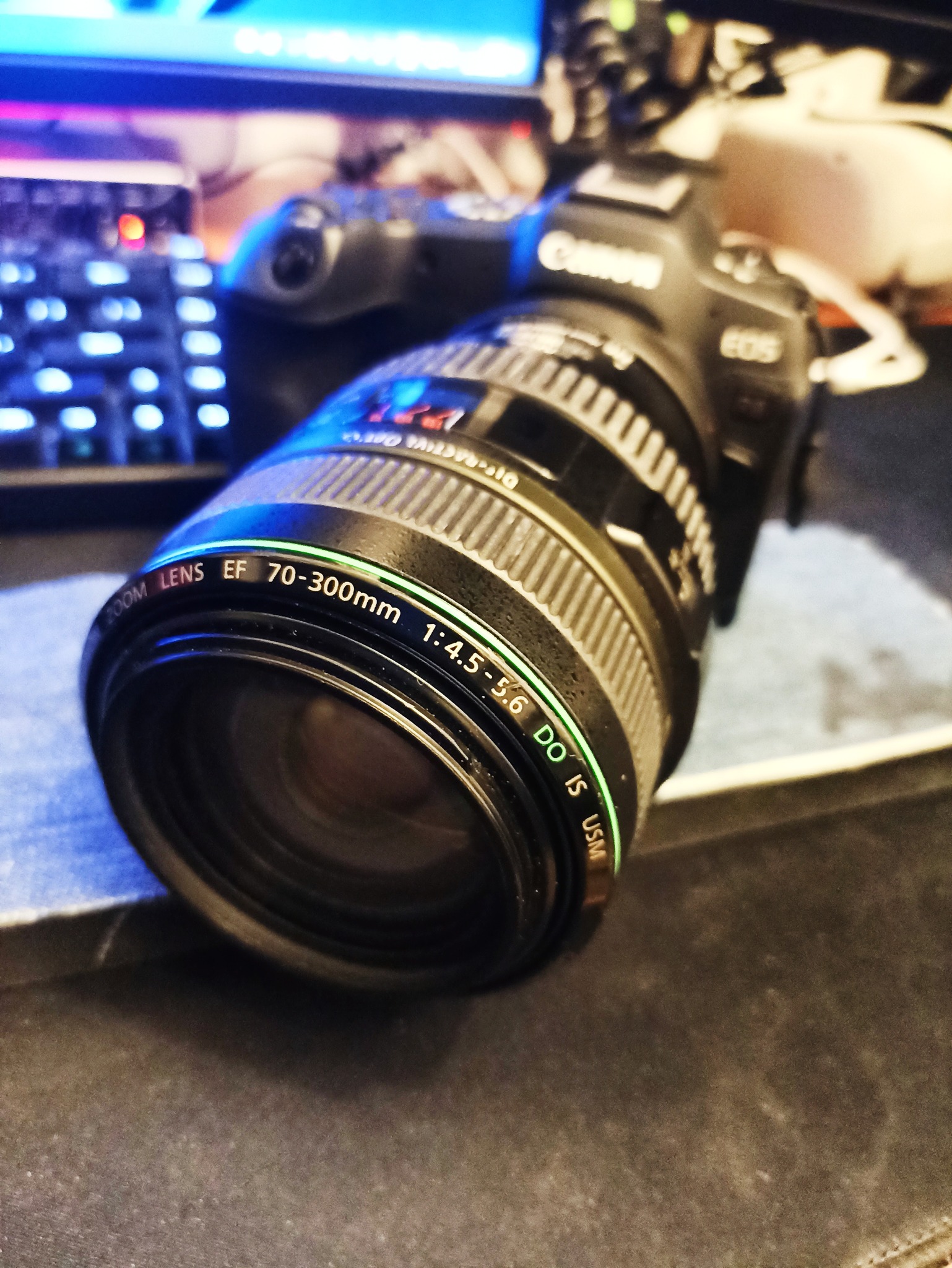 The compact Canon EF 70-300mm F4.5-5.6 DO IS USM (Diffractive 