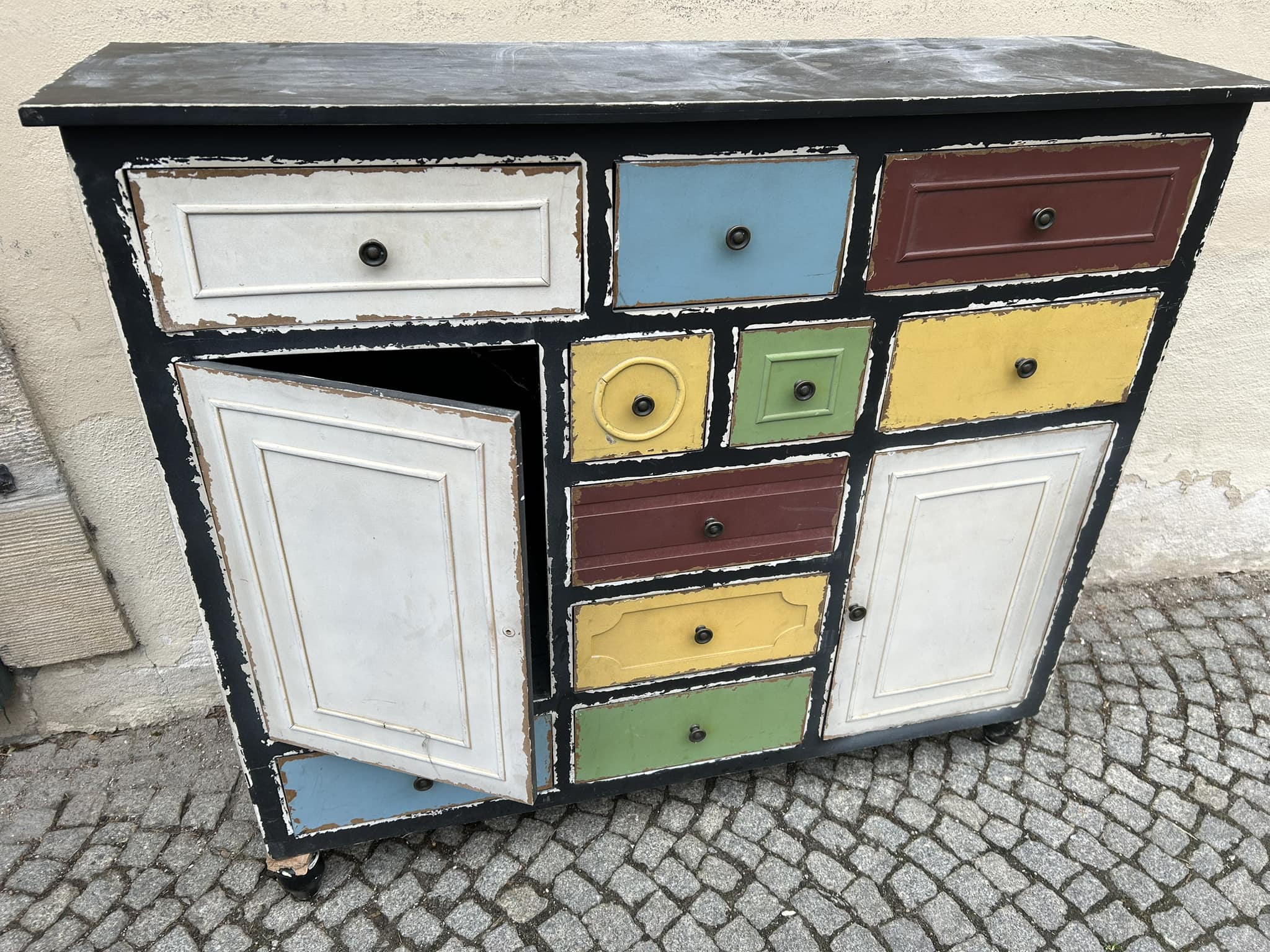 Kommode zu VERSCHENKEN ! Leider ist der linke vorderer Fuß abgebrochen, aber mit etwas handwerklichen Geschick kann man das aufjedenfall reparieren. Wer sich meldet bekommt die Adresse von mir