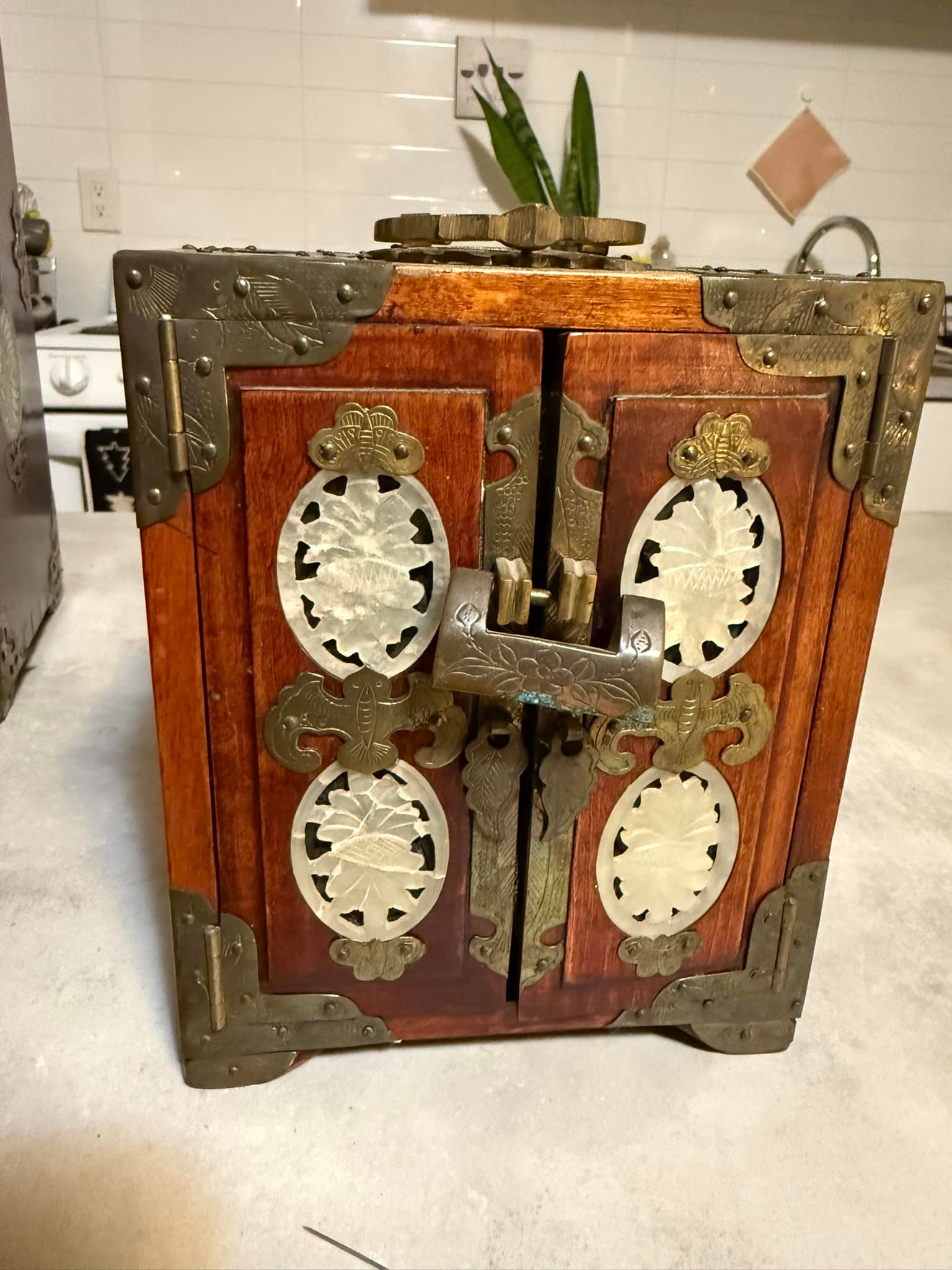What is the value of vintage Chinese jewelry boxes with jade?