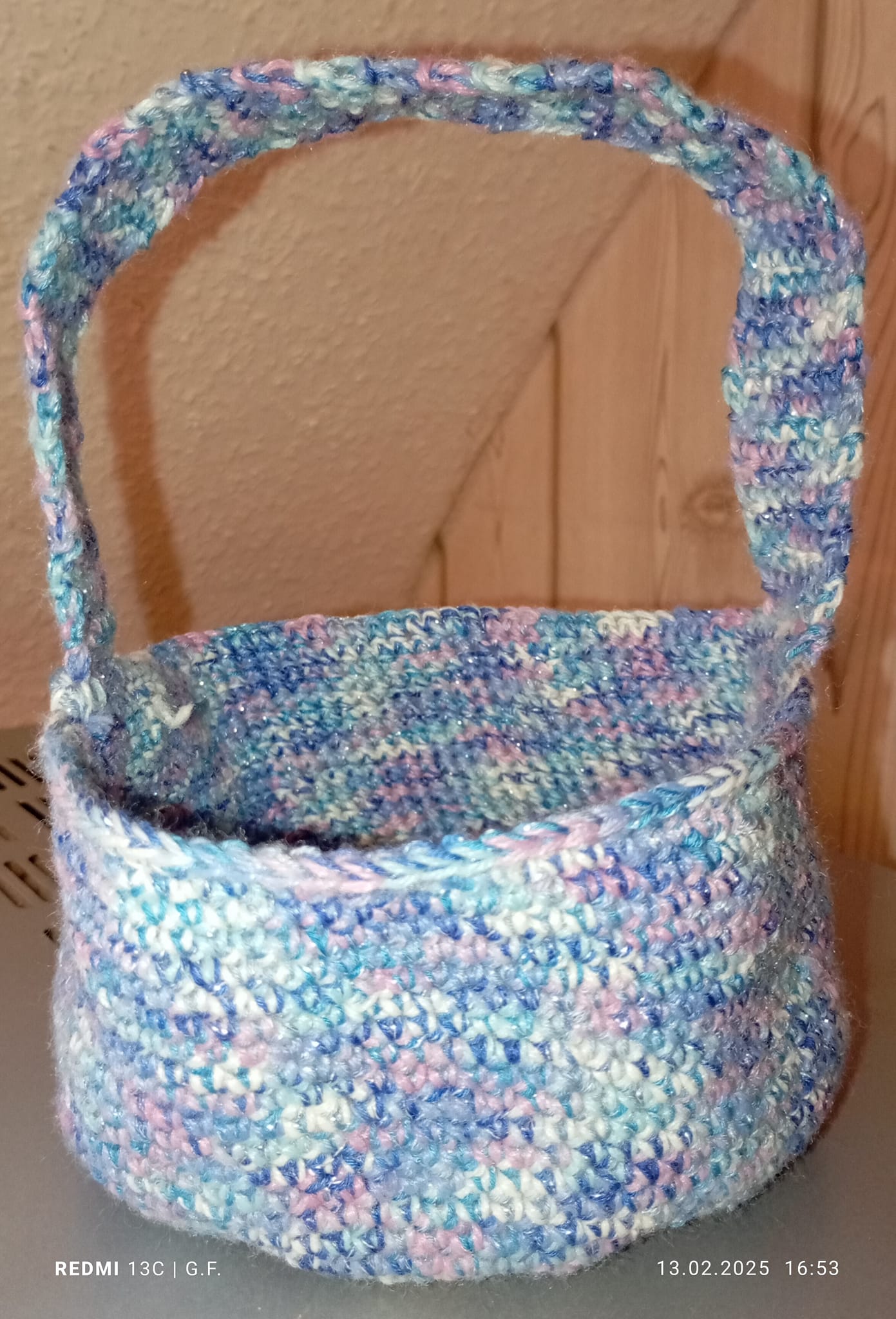 So , das erste Osterkörbchen ( von 3 Stück ) ist fertig 🥰 . Es muss nur noch befüllt werden 😉 . Folgende Wolle ( von Tedi ) hab ich verarbeitet : Mermaid Dream in blau und die Color Swirl