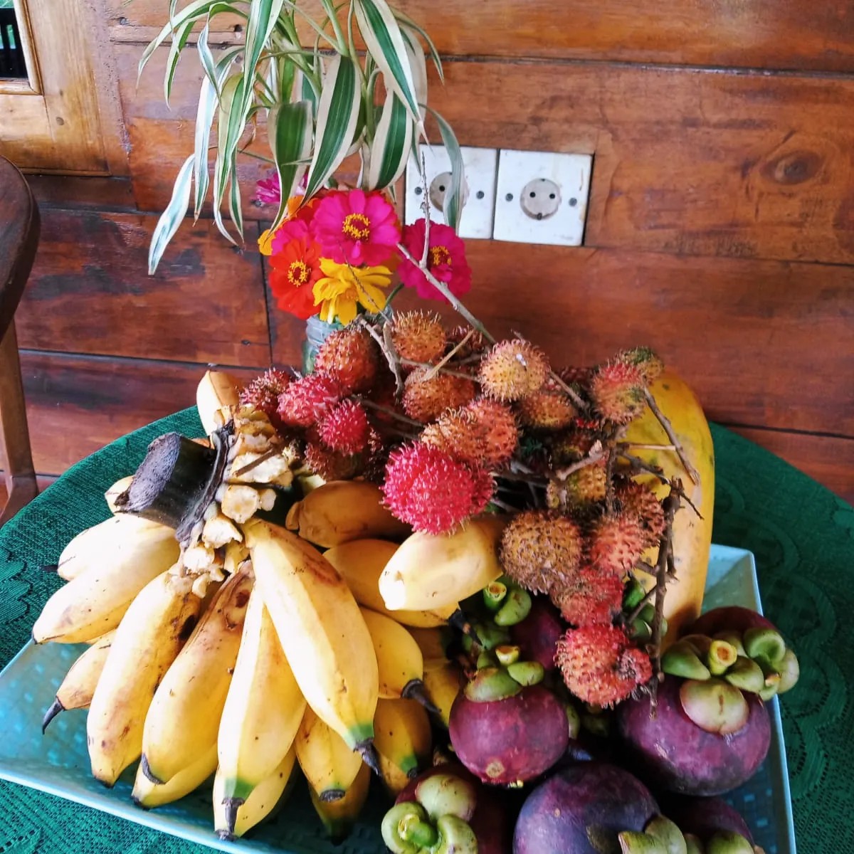 Chiara - Ini adalah welcome fruits yang dibuat oleh Mang Oteg untuk ...