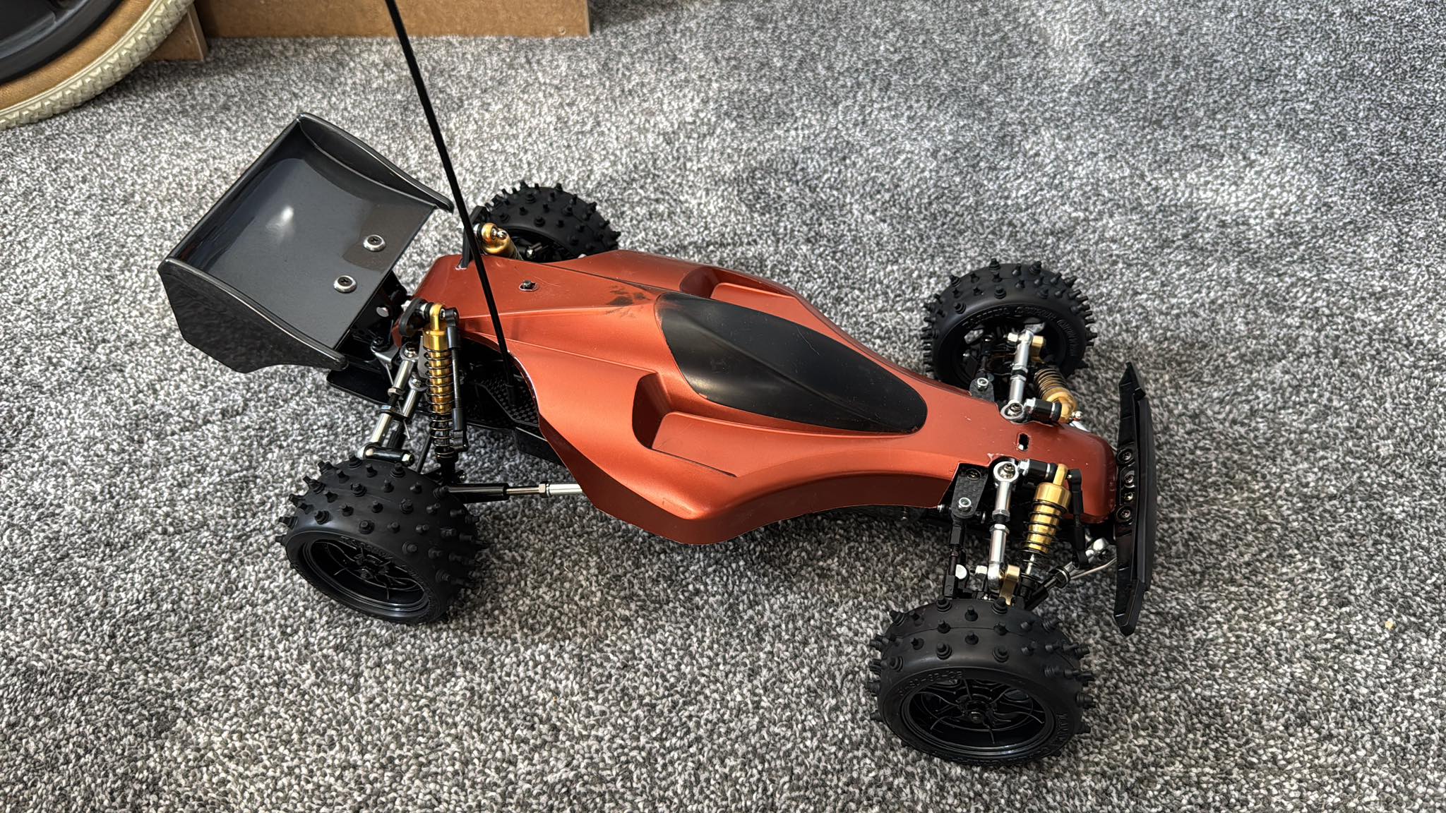 Building Tamiya Comical Avante RC car model