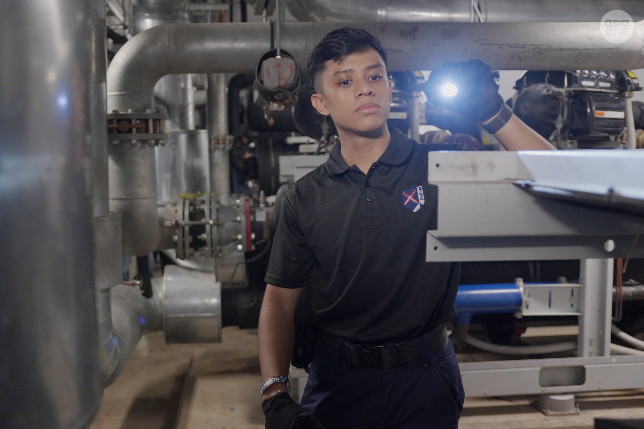 AsiaOne - An officer from the Singapore Police Force‘s (SPF) Protective ...
