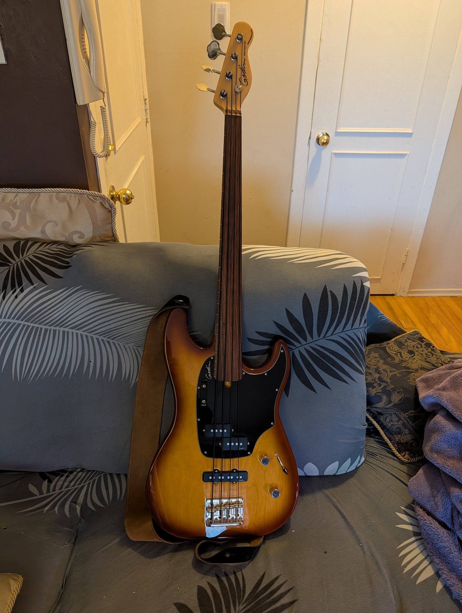 Godin Shifter Classic 4 fretless prototype bass review