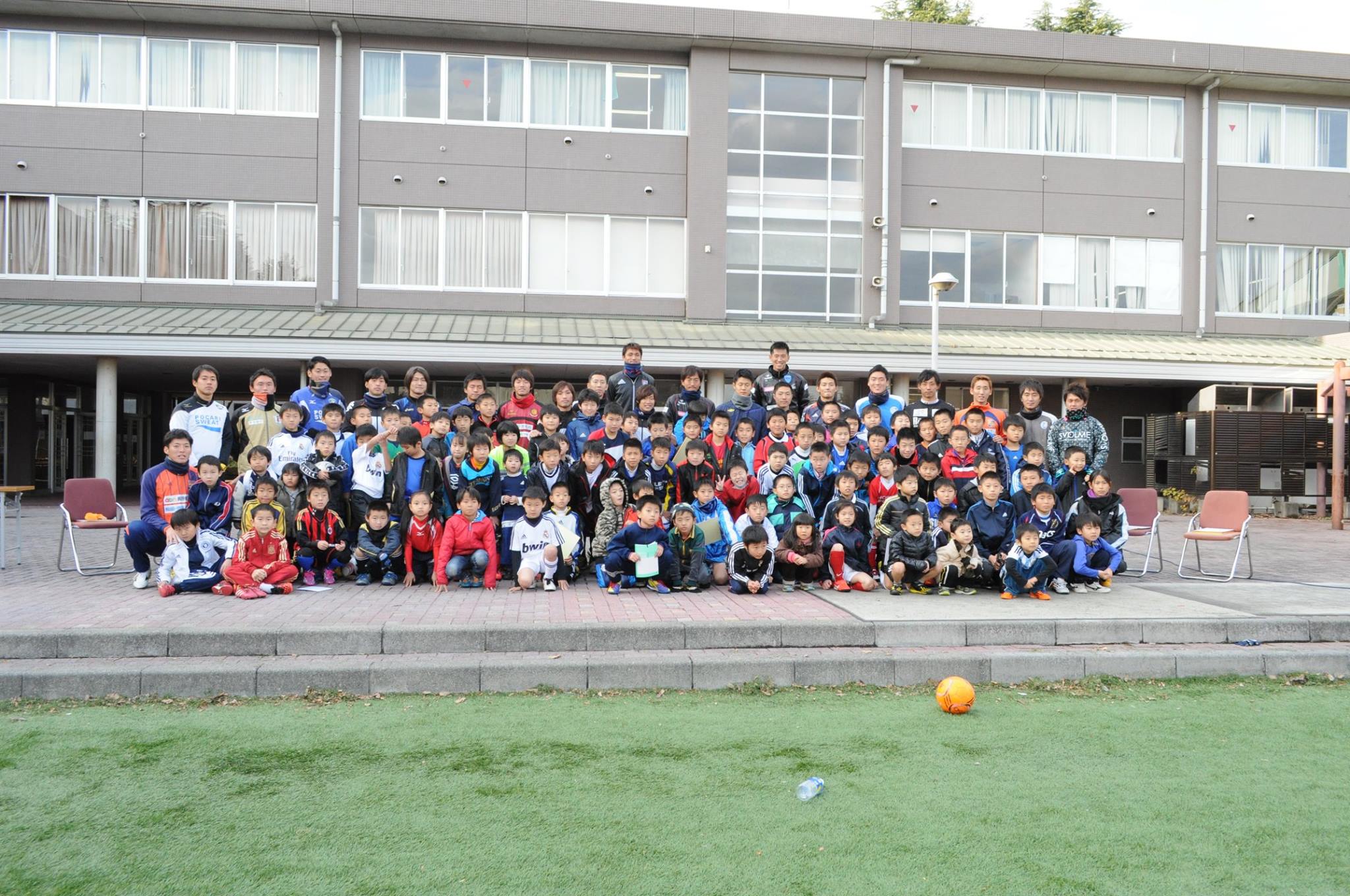 ふれあいサッカーwith在日コリアンｊリーガー サッカー教室 エキシビジョンマッチ トークショーの3部構成で行なわれた前回の ふれあいサッカーwith在日コリアンjリーガー そのすべてのプログラムは選手 指導者 スタッフなどが手分けして準備したことです 会場
