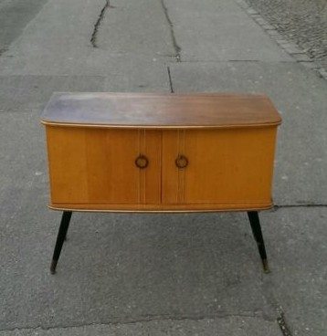 Das ist doch mal ein solider schöner Tisch, welcher in Berlin-Neukölln verkauft wird. http://schickedinge.tumblr.com/post/110447160359/alter-schoener-holztisch-ausziehbar-in-berlin-zum #berlin