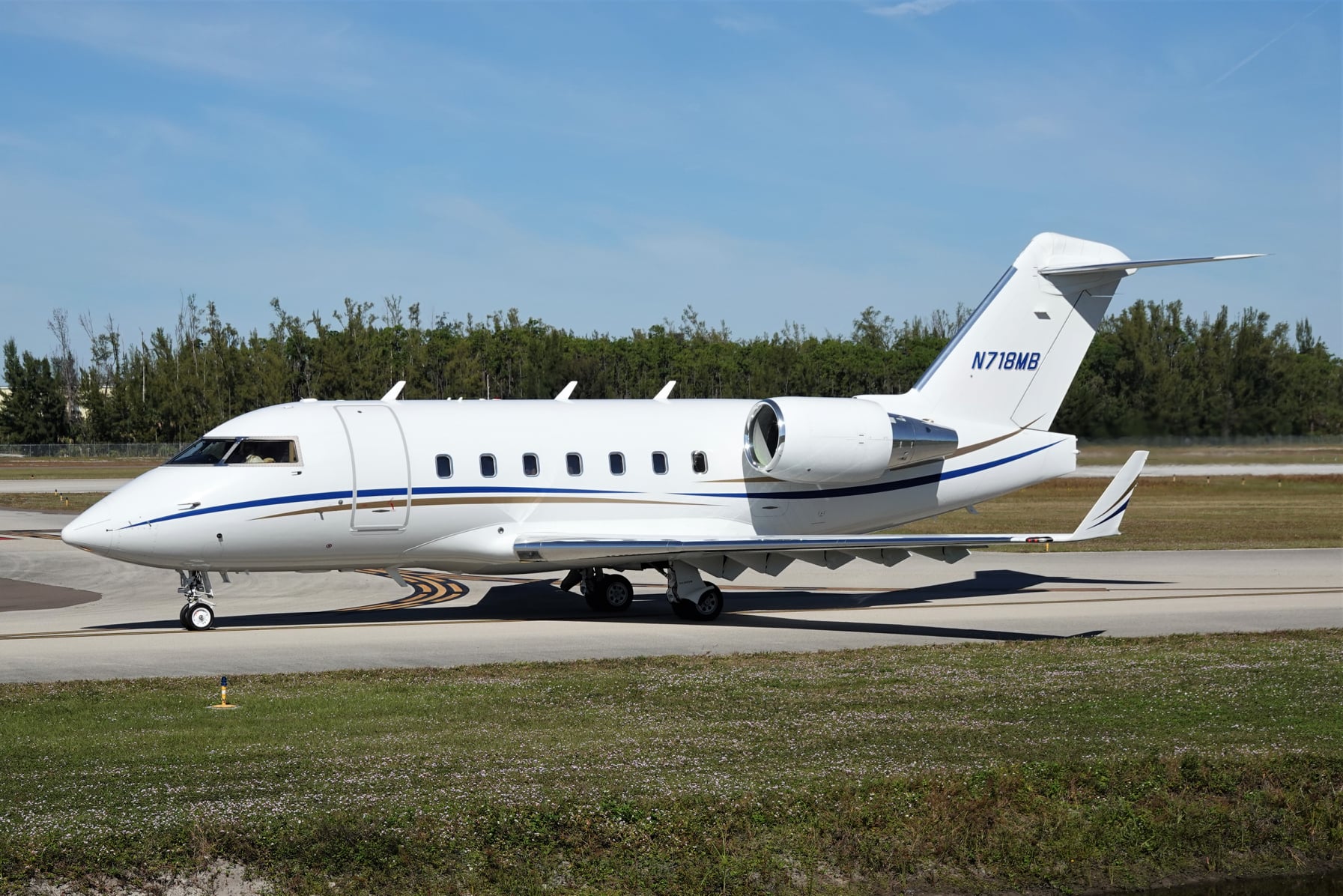 Challenger 604, msn 5428, taxying for a runway 5 departure at