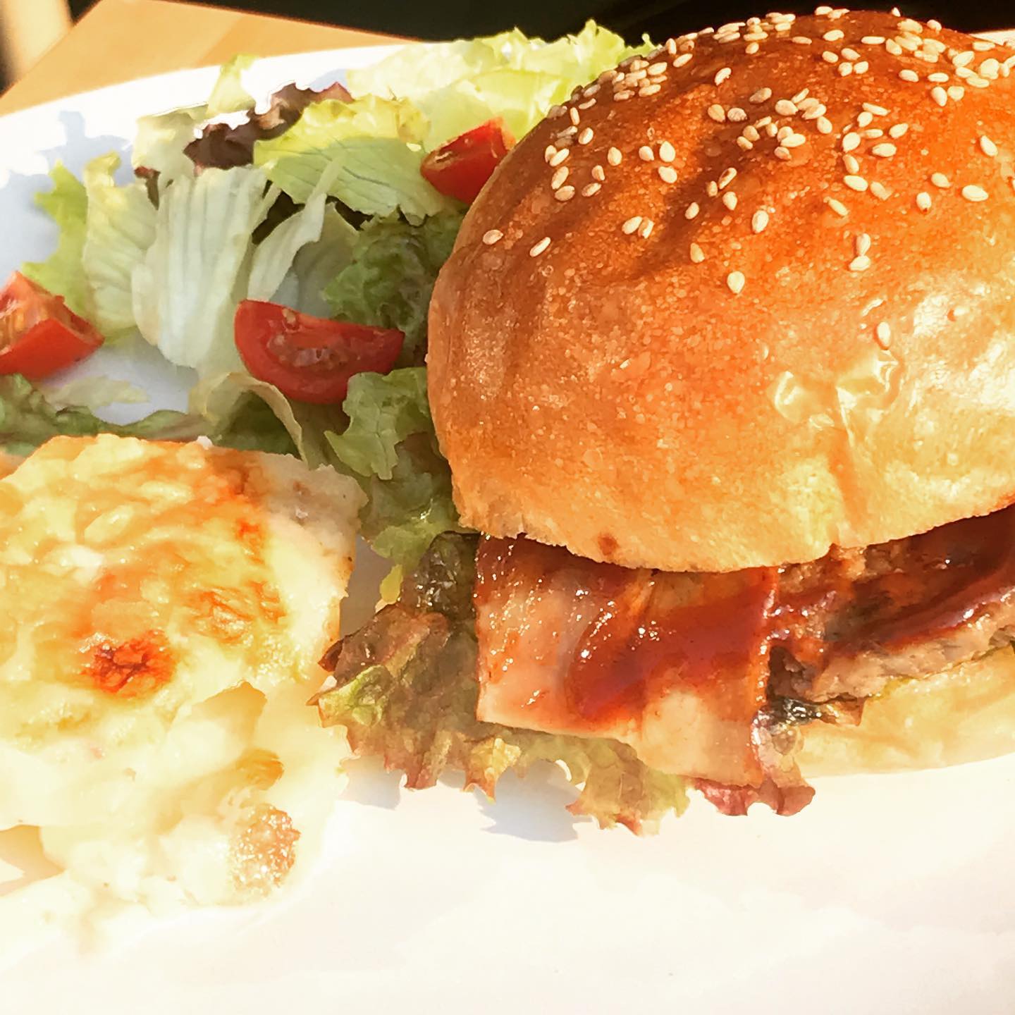 Kakkon Cafe Kakkoncafeです 明日 ハンバーガーの数量を増やします 限定20個を目指して販売をさせていただきます もしよろしければお昼ご飯食べに来てください お待ちしております 明日 ハンバーガー 20個売りつくし 頑張ります Facebook