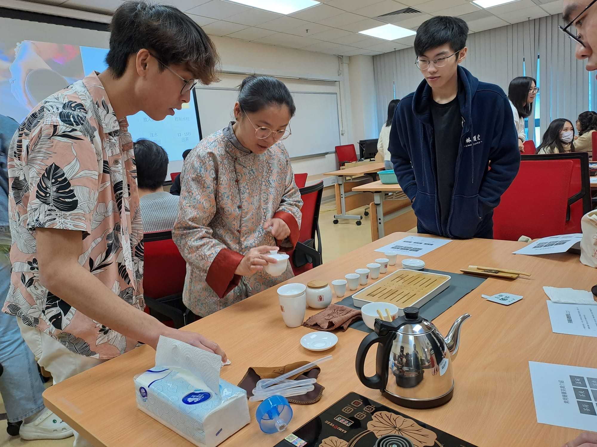 香港古樹茶文化學會 - 三個月又過去，新一屆的茶藝師培訓課程完滿結束，感謝三位助教的幫手，令同學們練習時更有效率～ 由於屯門文藝協進會場地，將 ...