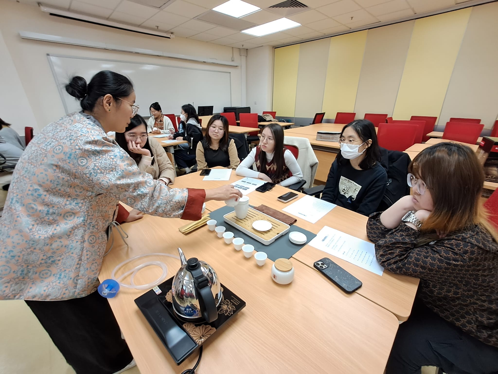 香港古樹茶文化學會 - 三個月又過去，新一屆的茶藝師培訓課程完滿結束，感謝三位助教的幫手，令同學們練習時更有效率～ 由於屯門文藝協進會場地，將 ...