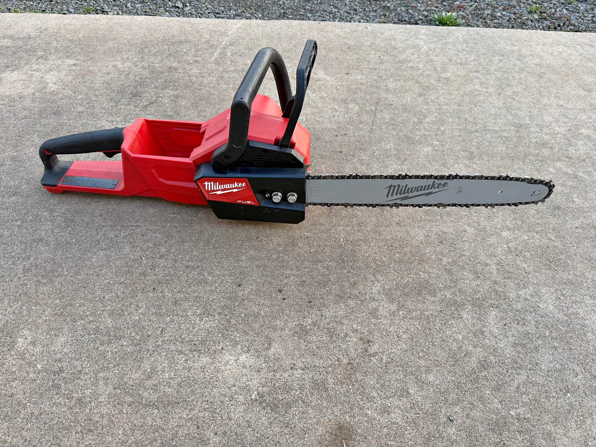 Milwaukee Fuel M18 Tool Only 16” Chainsaw w/ 2 extra chains - Chainsaws ...