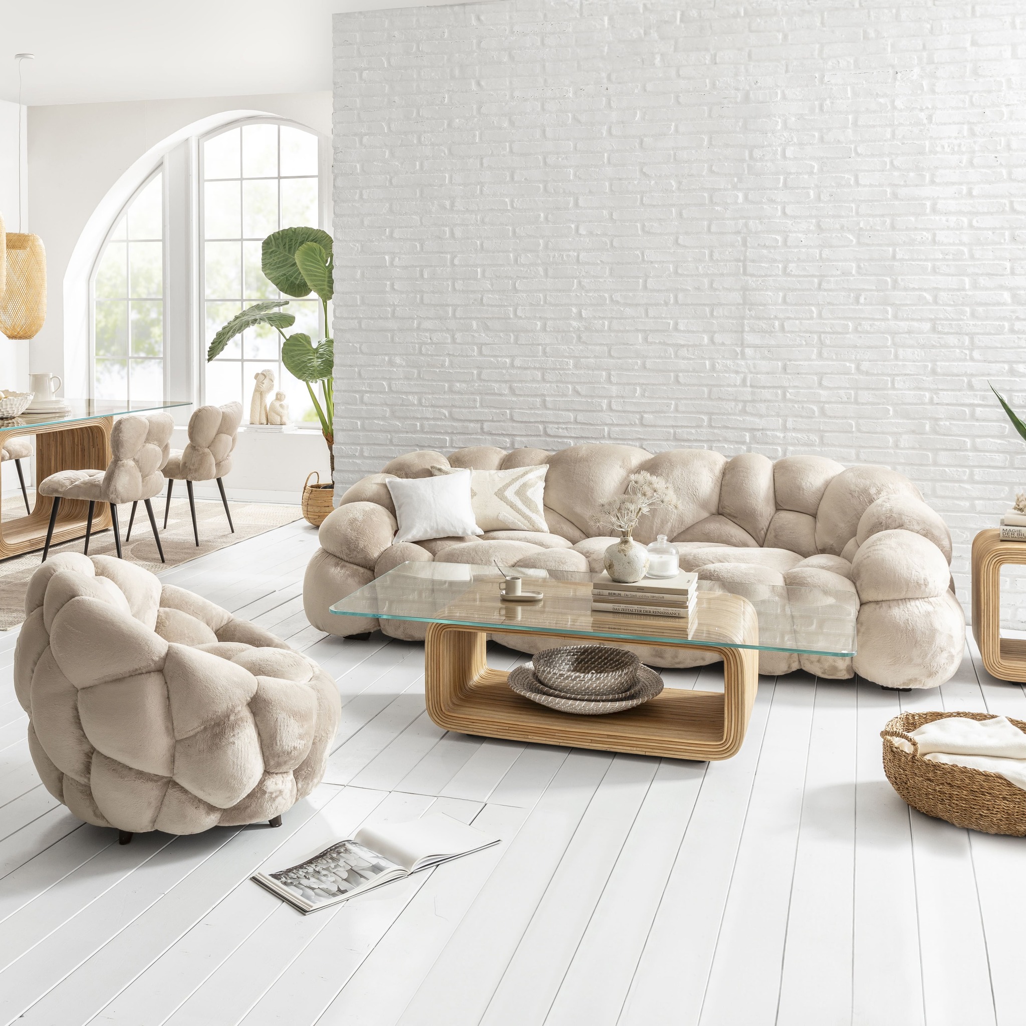 Du bist noch auf der Suche nach einem Highlight Sofa für dein Wohnzimmer? Sofa CONRAD ☁️ ist ein toller Eyecatcher. Uns erinnert das Sofa an ein weißes Schafwölkchen am blauen Himmel. Die