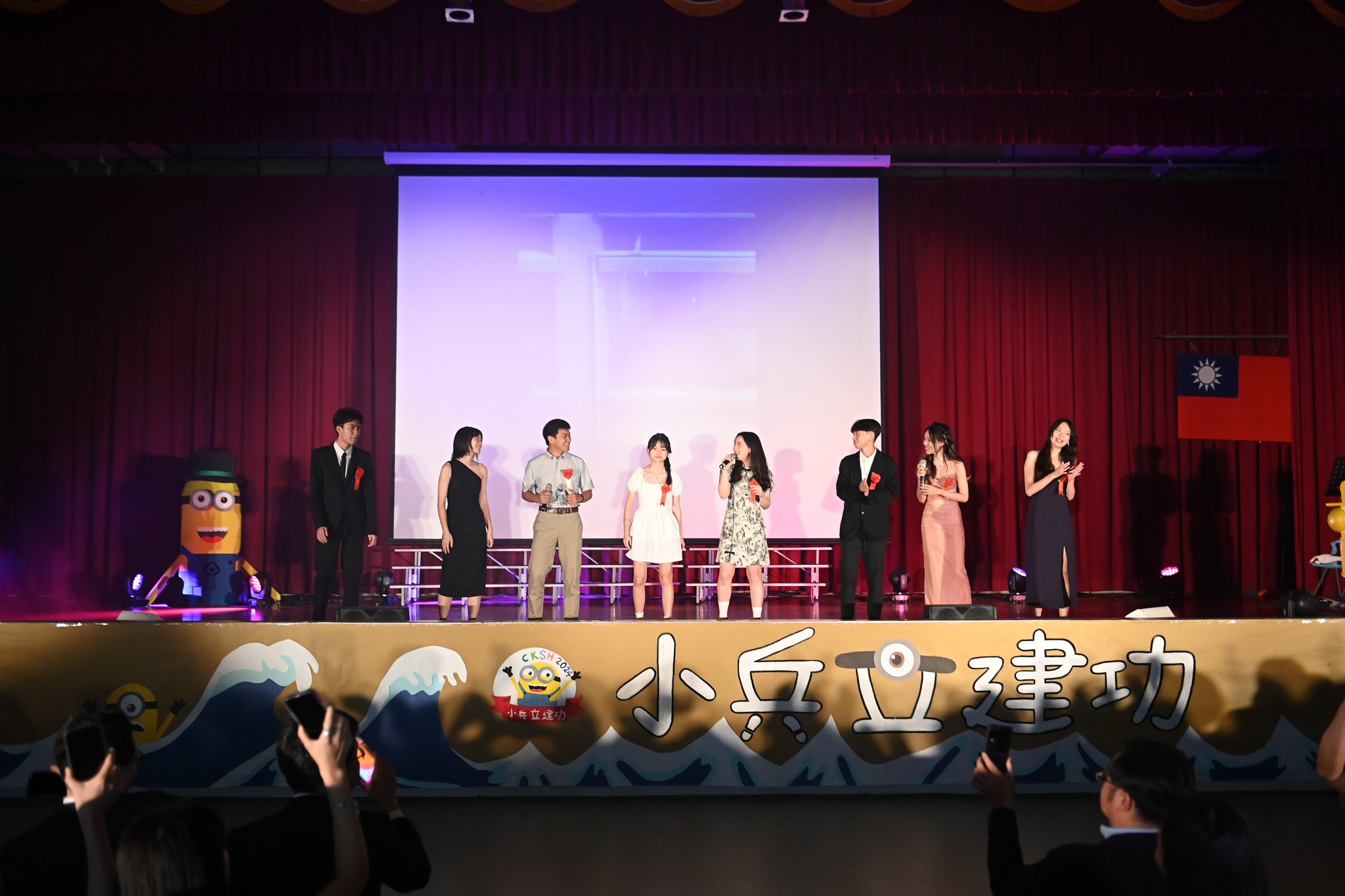 新竹市立建功高中 - 2024「小兵立建功」畢業典禮&畢業歌 @建功高中 赤足佇立於一望無際的海瀾。...