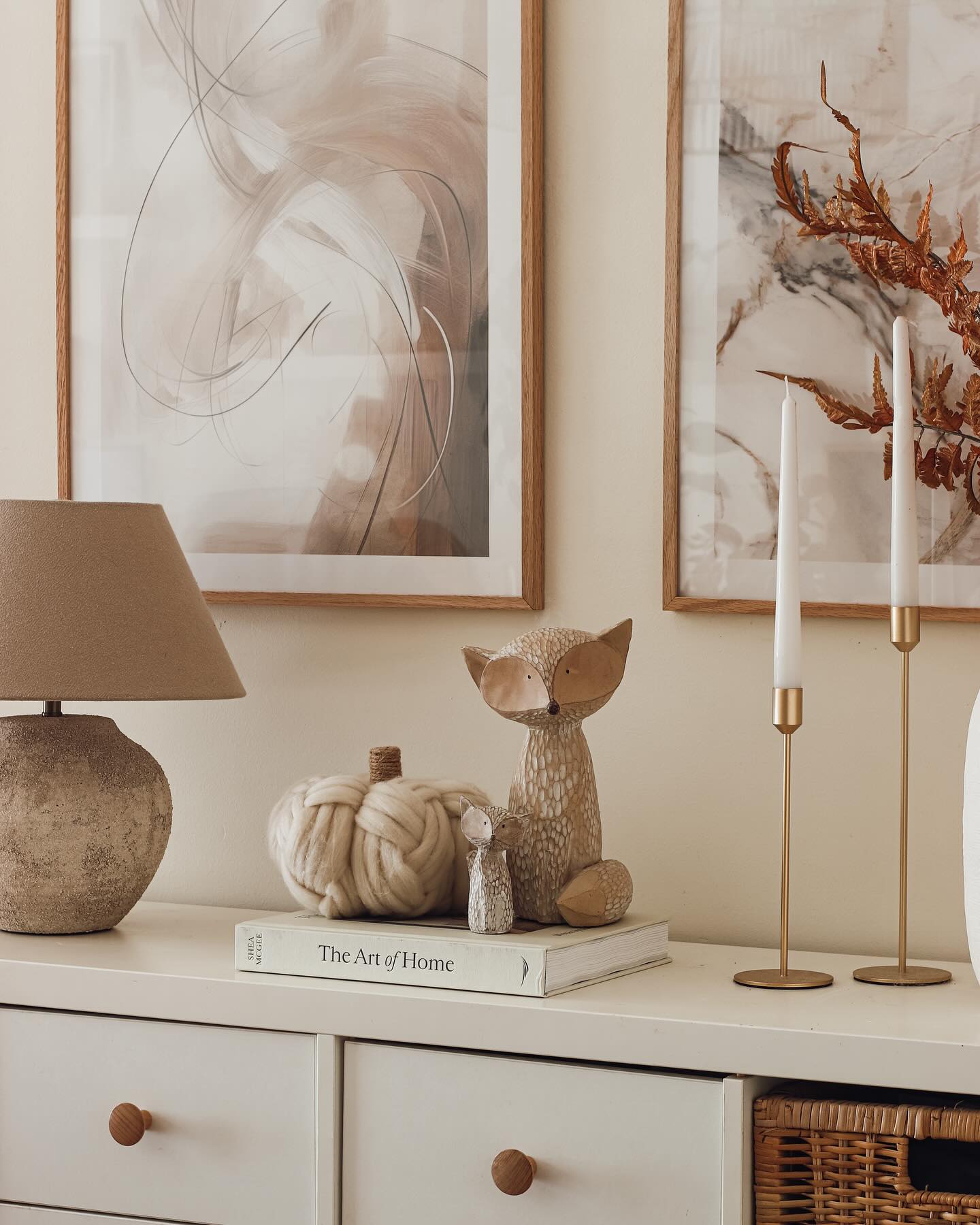 Die liebe @thewhitehoneyhome kreiert in ihrem Zuhause kleine herbstliche Ecken, indem sie süße Deko-Arrangements gekonnt platziert.☁️🤎 Wie gefällt dir diese Kombi?🦊 . . . Dekoobjekt Kürbis: RGA457827
