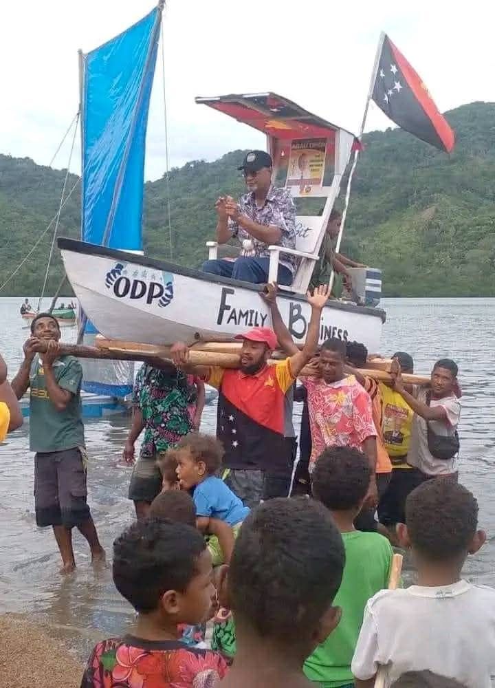 PNG - Captain Puka Temu sailing to Abau to deliver much needed services ...