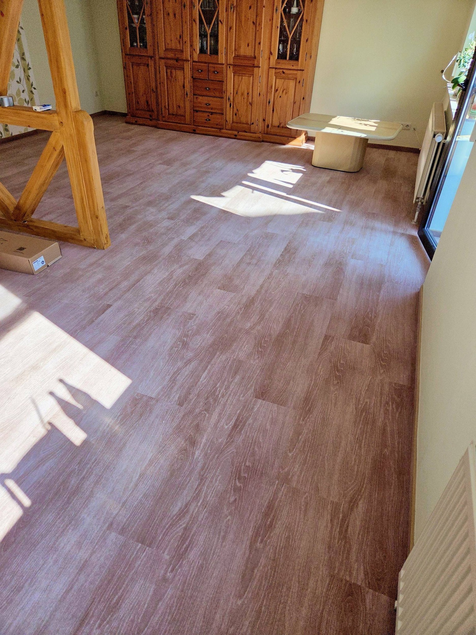 Neue Varianten!! Im Teppichboden Bereich! In diesem Fall wurde sich für Teppichfliesen in Holzoptik entschieden. Diese Verlegevariante bringt einige interessante Vorteile mit sich. Bei Interesse sprechen sie uns gerne an!