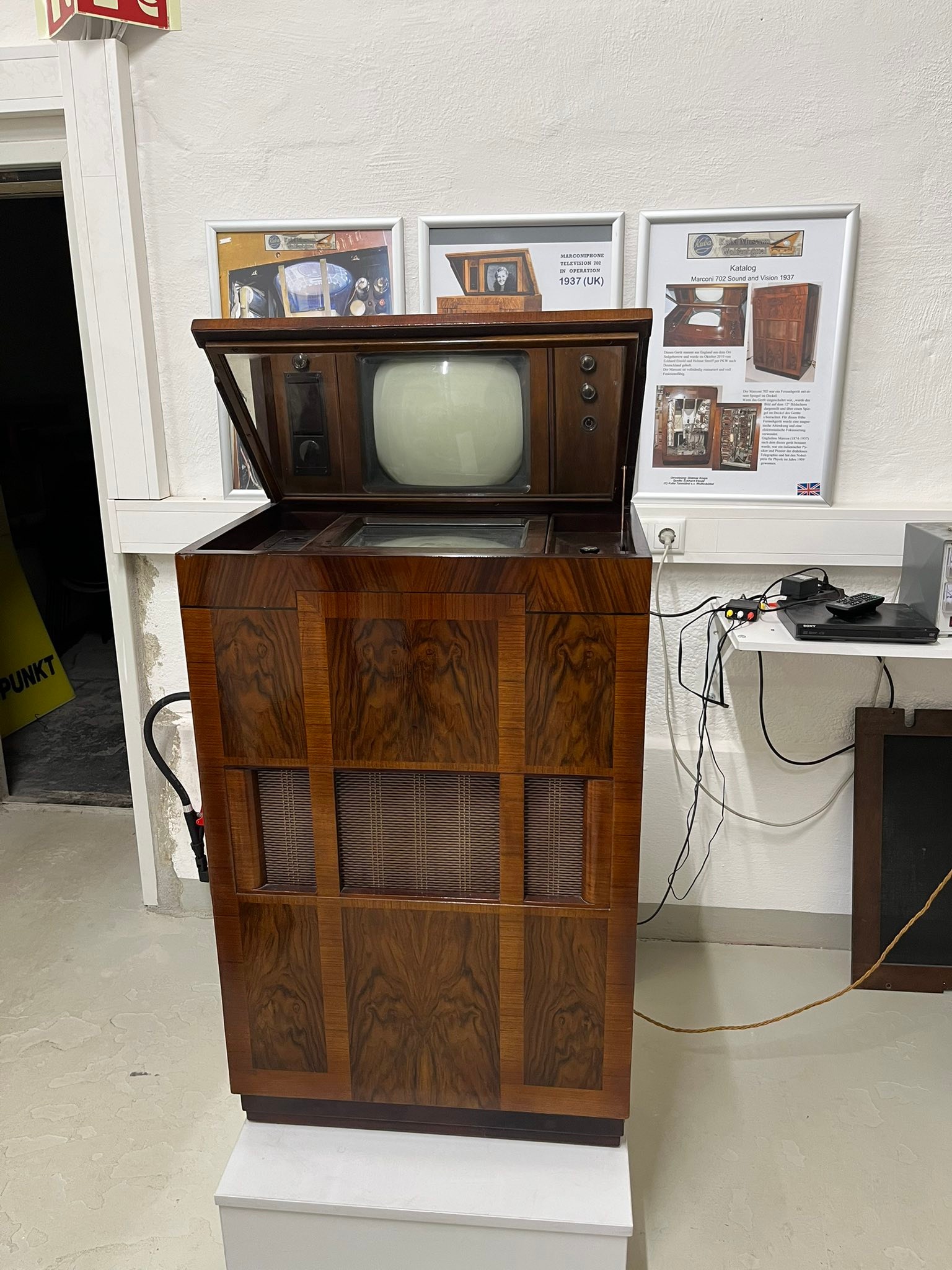 What is the Marconi 702 television service sheet?