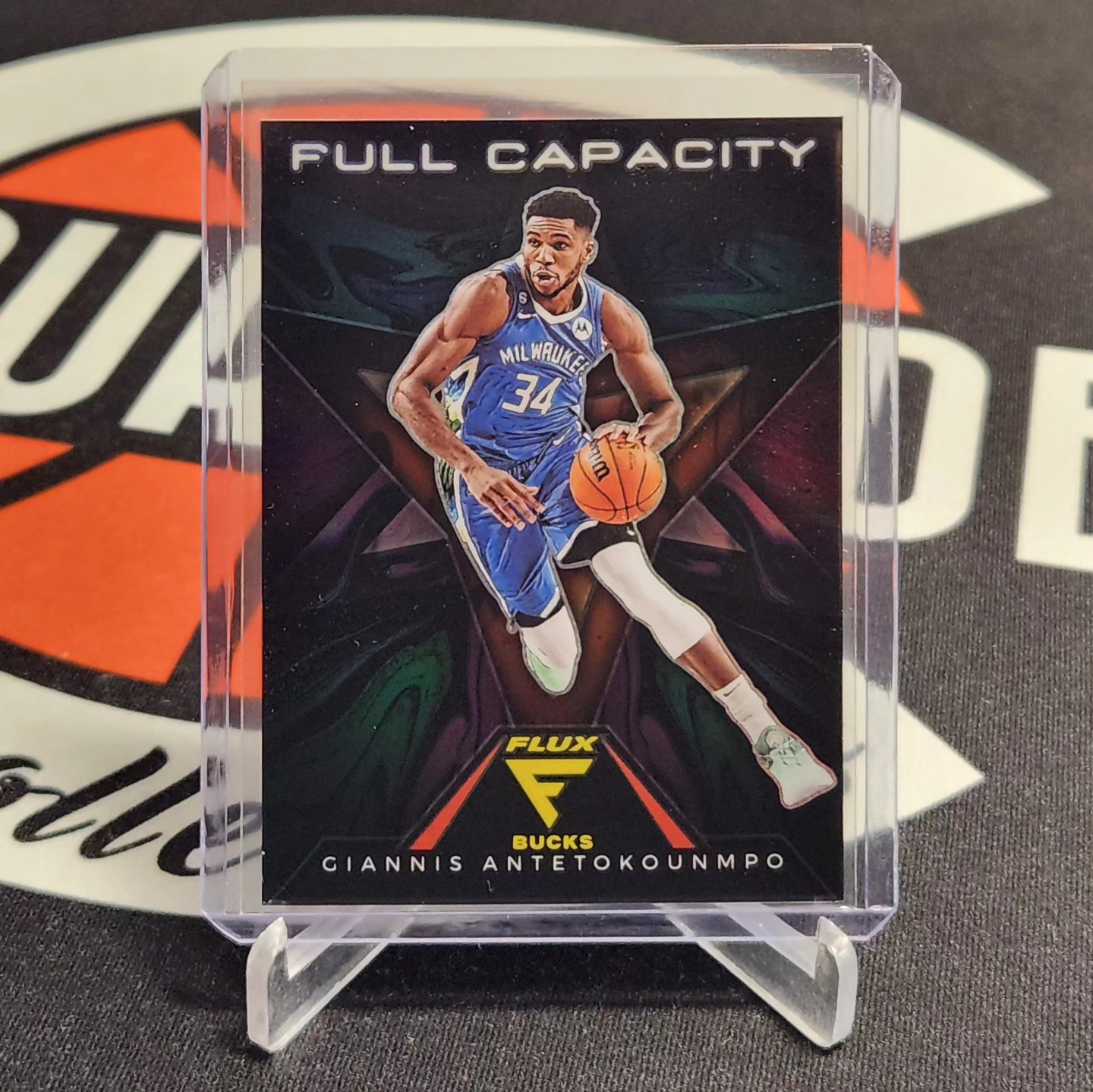 Courtside Collectibles - Giannis Antetokounmpo Full Capacity SP 
