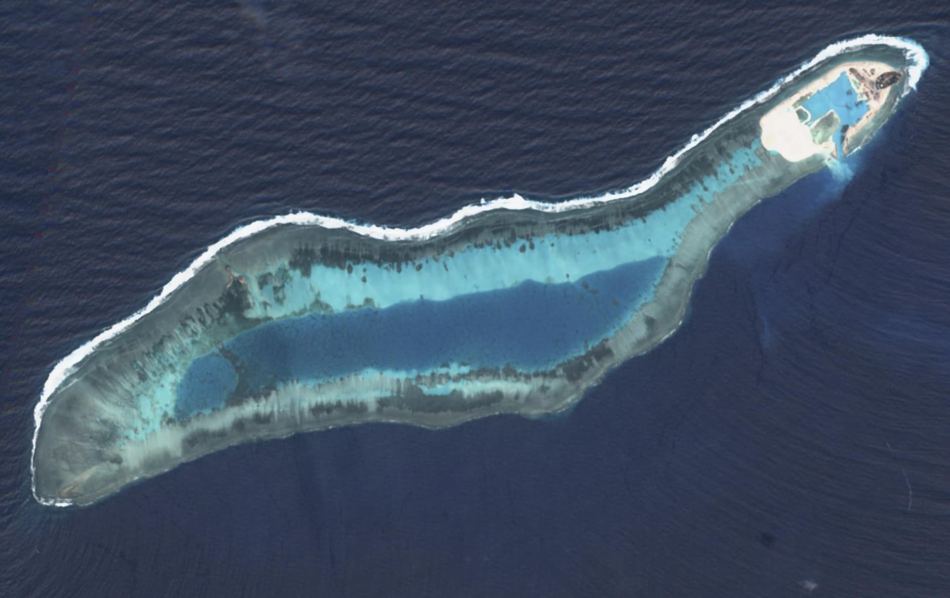 何 戎 Ho Rong - 這是什麼？ 這是越南在南海默默建造的人工島礁「畢生礁」（或者說是畢生島）。... | Facebook