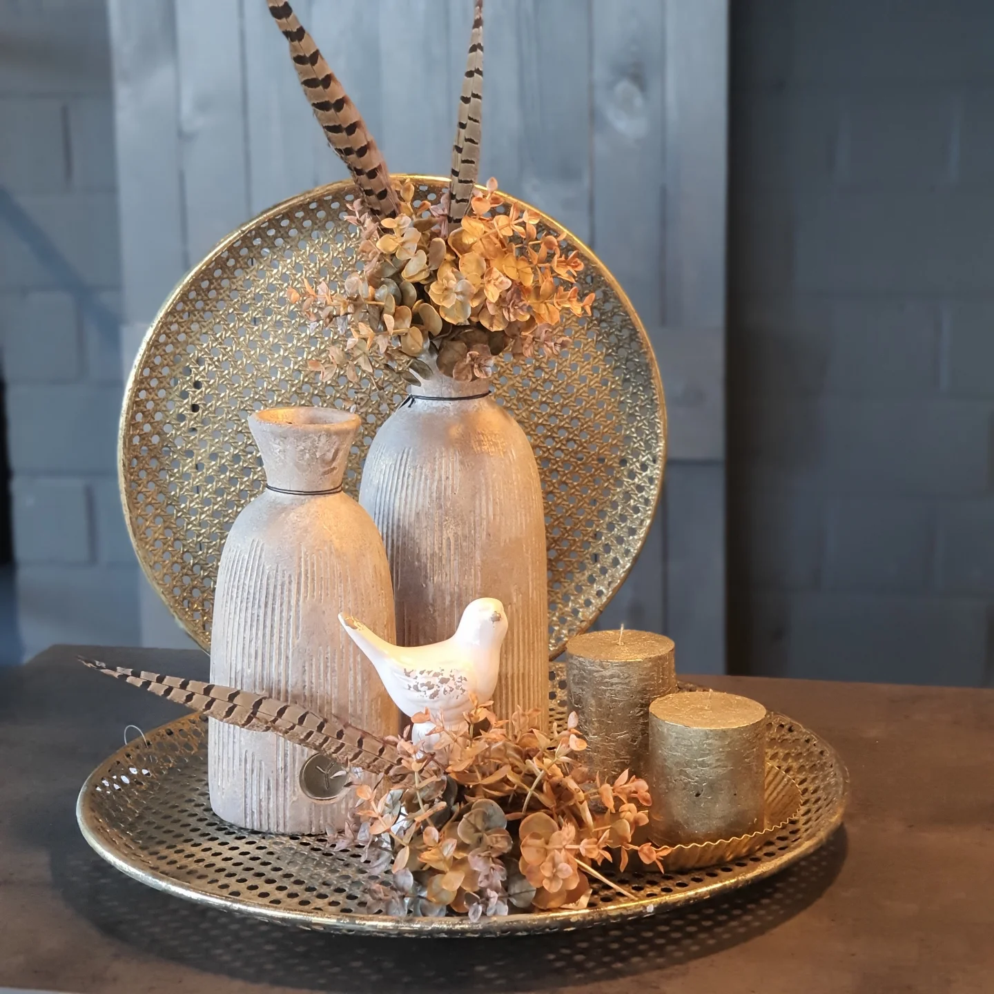 Ein echtes Highlight für dein Zuhause! Der edle Goldton kombiniert mit passender Deko. Sorgt sofort für einen stilvollen Look – ganz ohne viel Aufwand. Verfügbar unter www.dekohomeandgarden.de oder im Geschäft in Erkelenz #