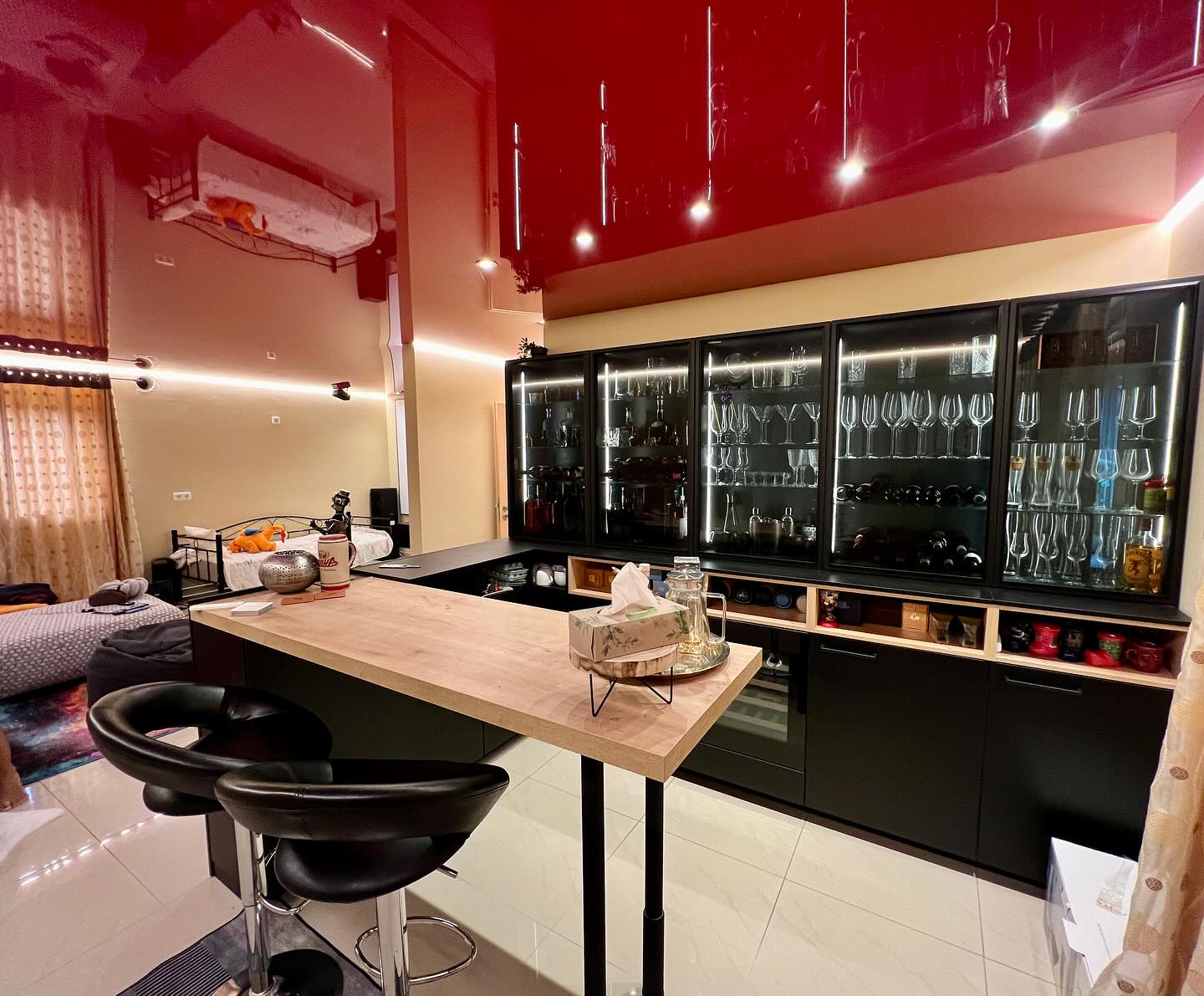Privater Partyraum 🍸 in Rotglanz mit einer indirekten LED-Beleuchtung in der Schattenfuge und Einbaustrahler. . Kontaktieren Sie uns! Wir beraten Sie gerne und stellen Ihnen ein individuelles Angebot zusammen! . www.spanndecken-betke.de Tel.: +