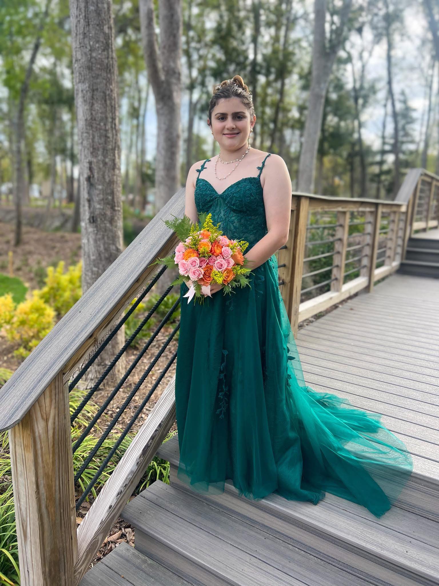 bouquet for emerald green dress Proof that the right can make the whole outfit. 🌸 + pink and coral roses = prom perfection. We might be biased… but Bloom bouquets never miss. 😉 Prom Elegant Purple Long Evening SIZE:16 Bridesmaid glossy Get inspired by our