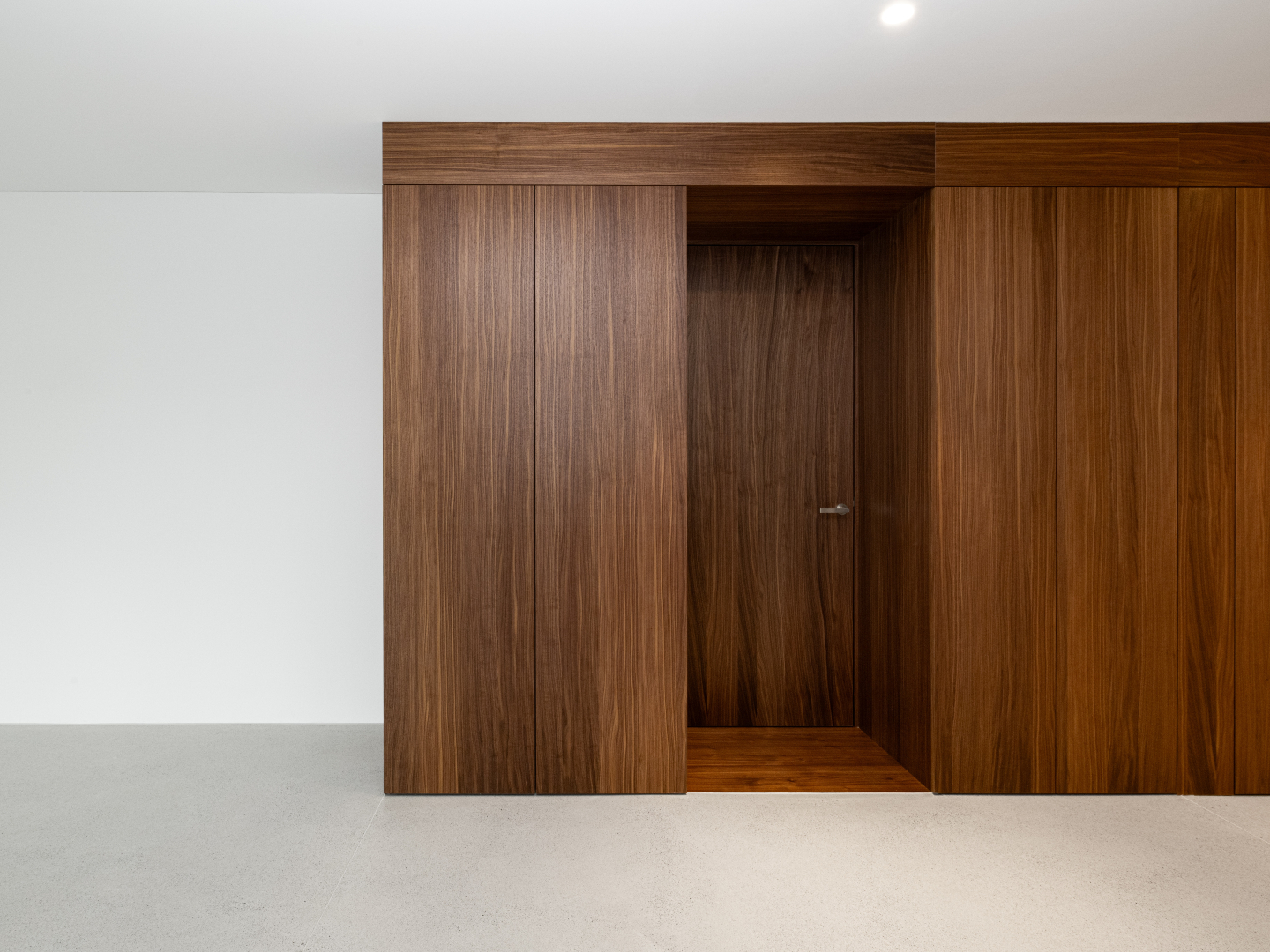 ✨ Zeitlose Eleganz in Nussbaum ✨ Für dieses individuelle Innenausbau-Projekt durften wir eine grosszügige Ankleide, hochwertige Schrankeinbauten sowie Türen und Schiebetüren in edlem Nussbaum realisieren. Ergänzt wurde das Ganze durch stilvolle Badmöbel