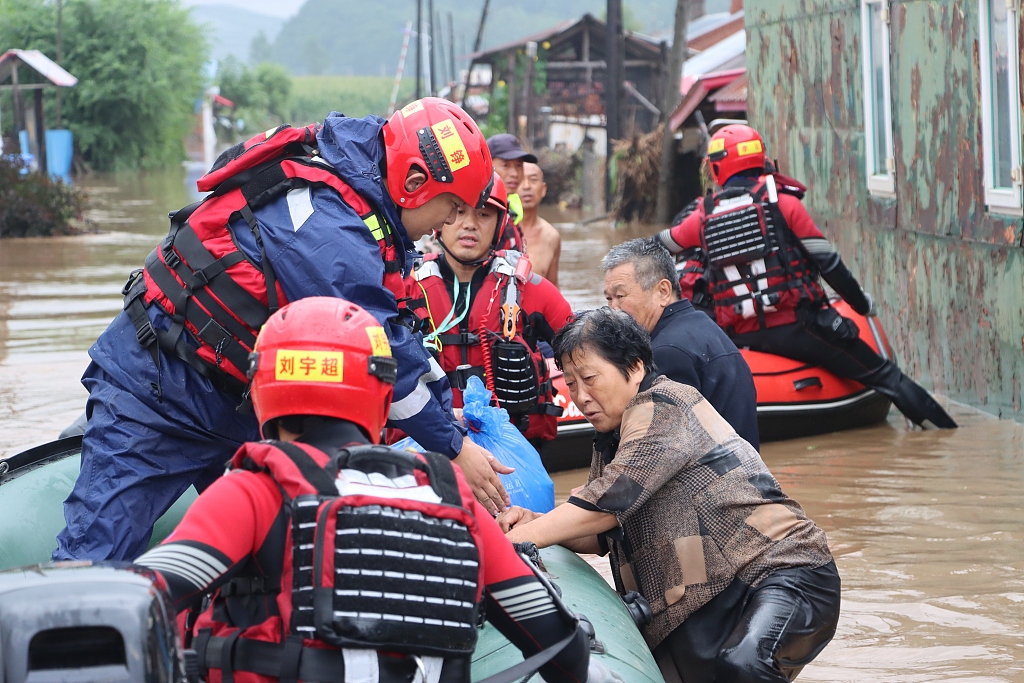 Forest firefighters from Harbin rushed to flood-hit areas in