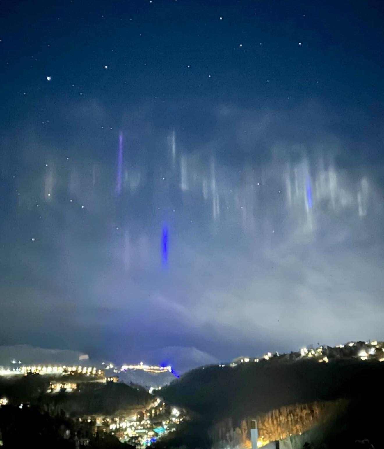 LIGHT PILLARS IN NC! So cool! ❄️ These occur when very small ice