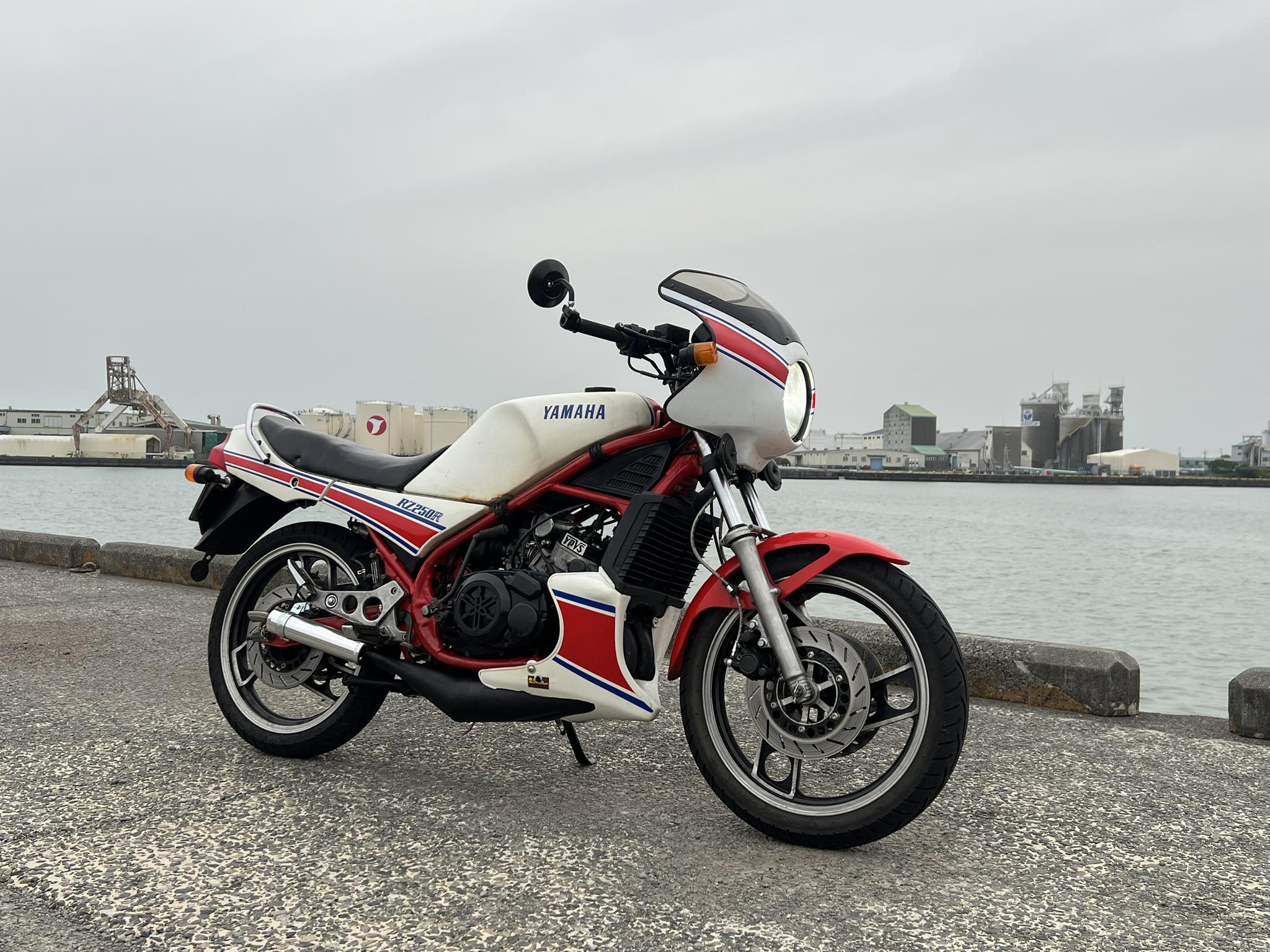 負圧コック式のrz250rなんですが ガソリンをタンク満タン近くまで 