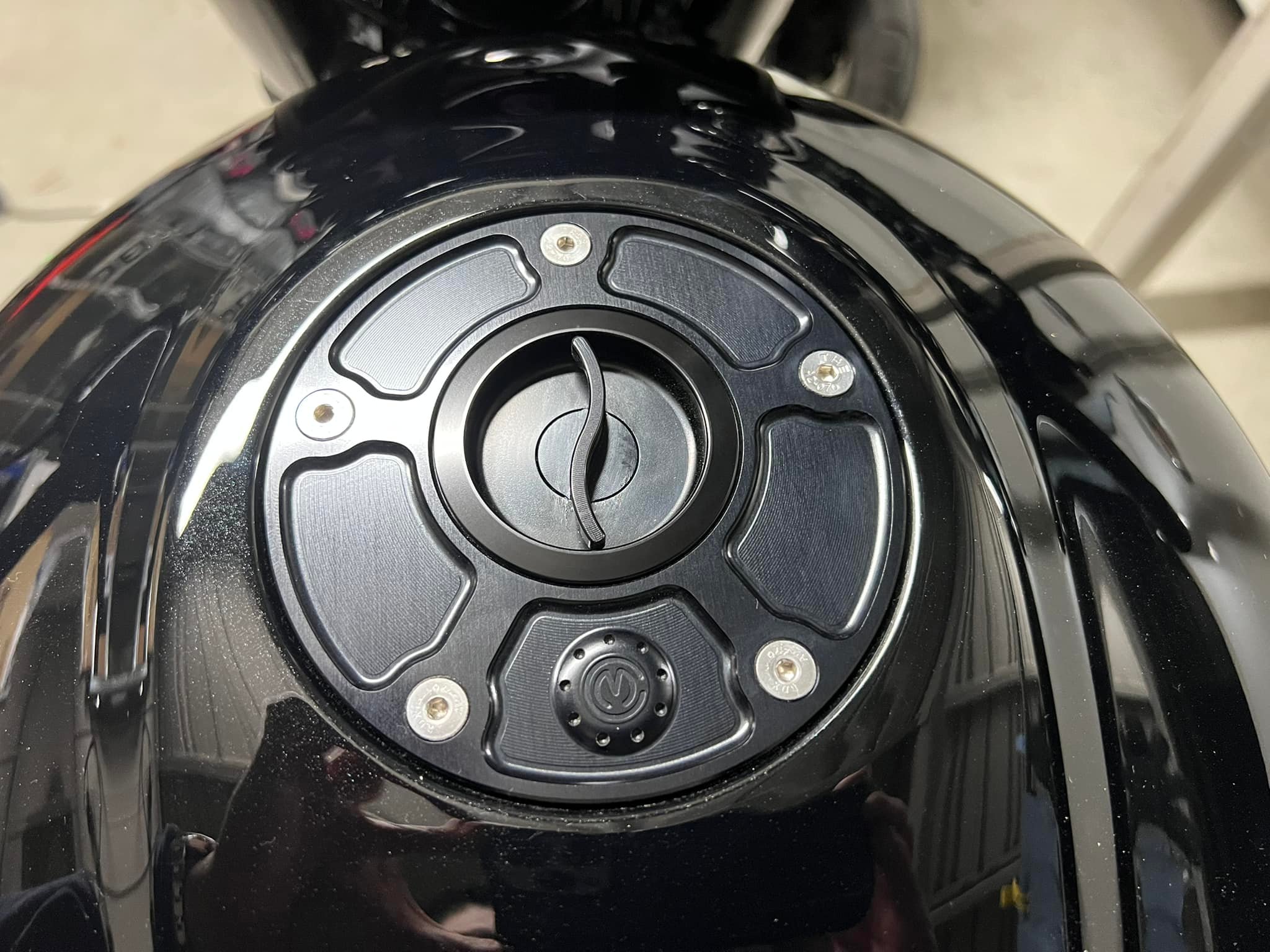 大金?払ってリスクを買う… モトコルセのタンクキャップ取付ました 