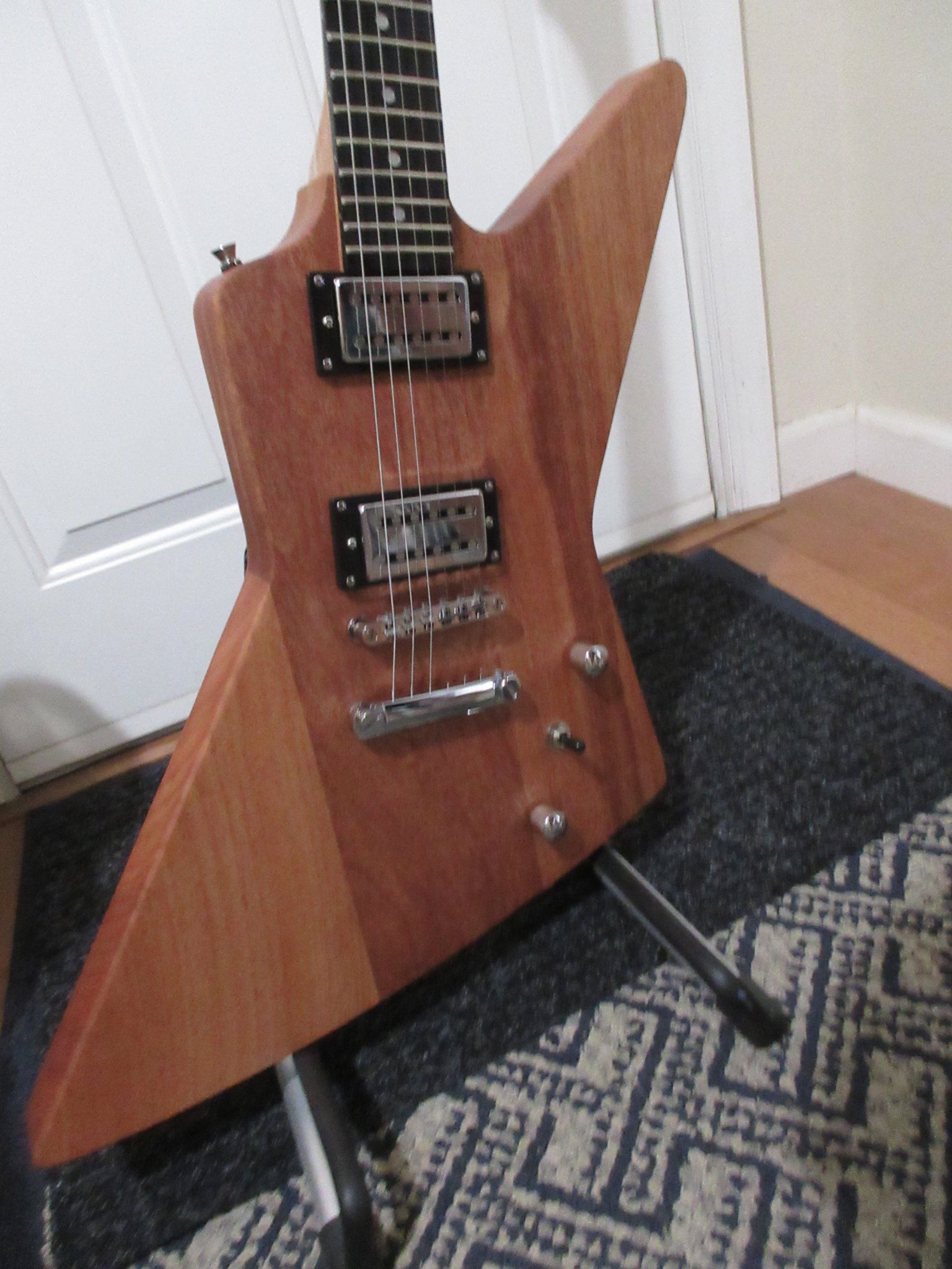Chitarra Elettrica Stile Explorer Rosso Wine Burst - Mogano, Tastiera Palissandro, 22 Tasti - Foto 2