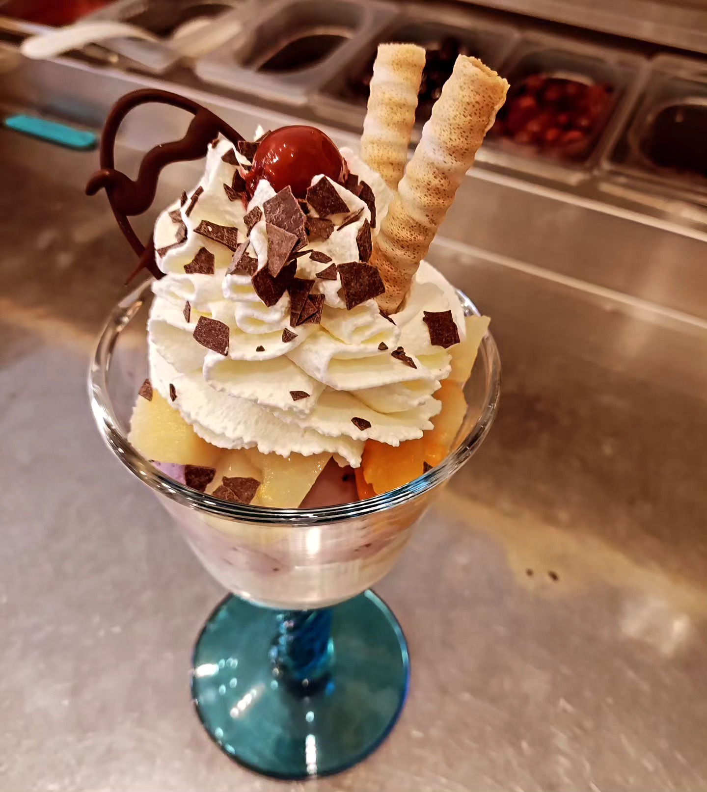 Eisbecher: Fruchtbecher Eis, Fruchtcocktail, Sahne und Schokoraspel. Hier, für den kleinen Hunger, die kleine Ausführung. 😃 #eisbertram #seit1920 #eis #sahne #kray #essencity