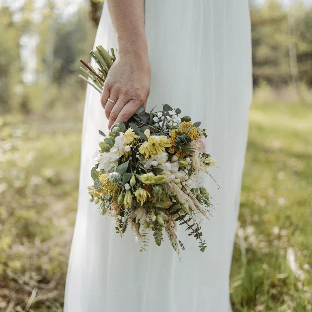 aboutlastsummer Wilder, sommerlicher Brautstrauß mit ganz vielen verschiedenen Blumen. Ich liebe Rosen, aber hier sieht man es geht auch ohne Rosen. #brautstrauß #brautstraußliebe #wedding #sommerhochzeit #eucalyptus #eucalyptuswedding #hochzeit