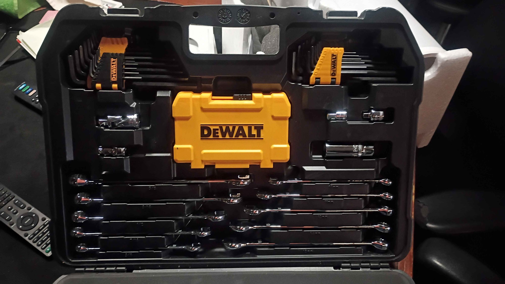DeWalt 142 Mechanics Tool Set Yo Hablo Español - Mixed Hand Tool Sets ...