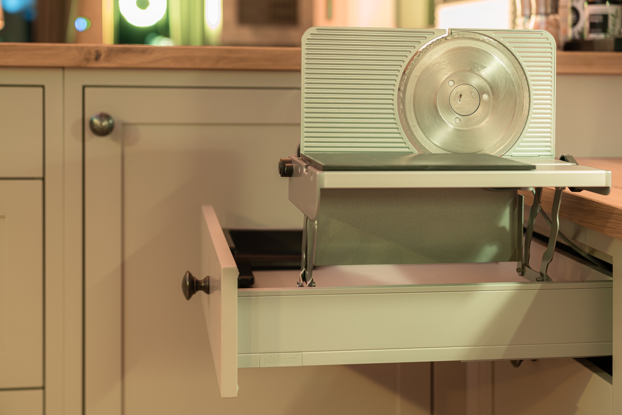 DETAIL- Kücheninnovation ~🍽🥦 Eine versteckte Überraschung in der Schublade: TA-DA🎉 eine klappbare Wurst-/ Brotschneidemaschine! Eine clevere und platzsparende Lösung für die Küche. #liebezumdetail #küche #tischlerqualität #individuelleplanung