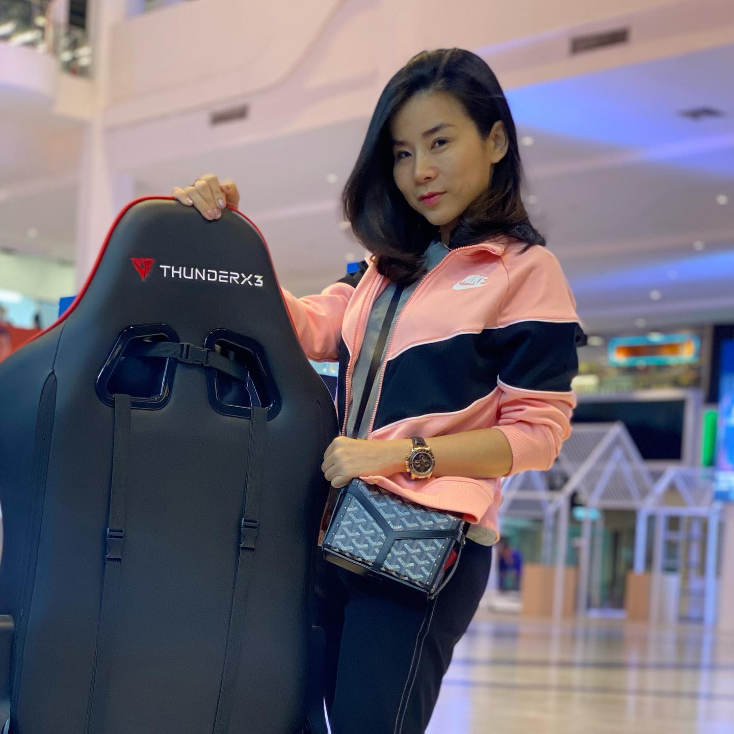 ThunderX3 - TGC12 black red ยังพอมีสินค้าอยู่นะครับ ใครสนใจรุ่นนี้อยู่ ...